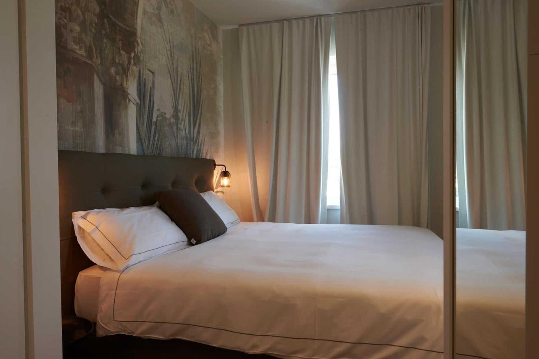 Deluxe King Room - Photo 5