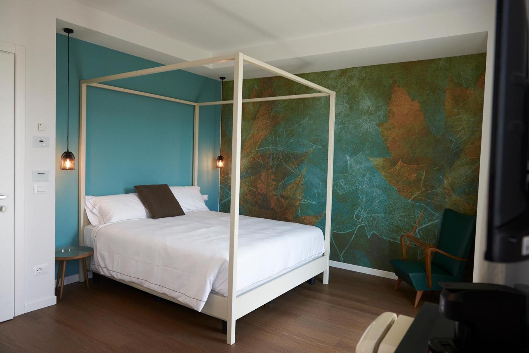 Deluxe Double Room with Balcony - Photo 1