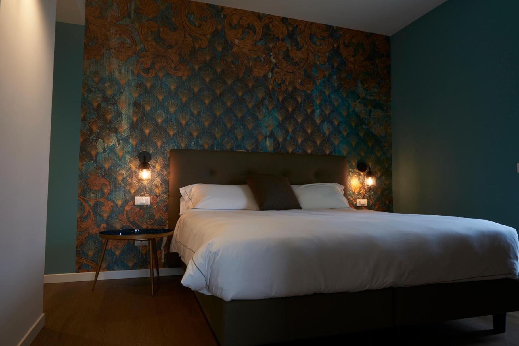 Deluxe King Room with Balcony - Photo 3