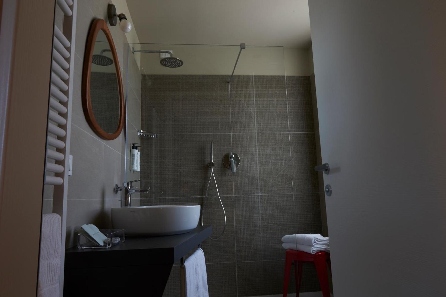 Deluxe King Room with Balcony - Photo 2