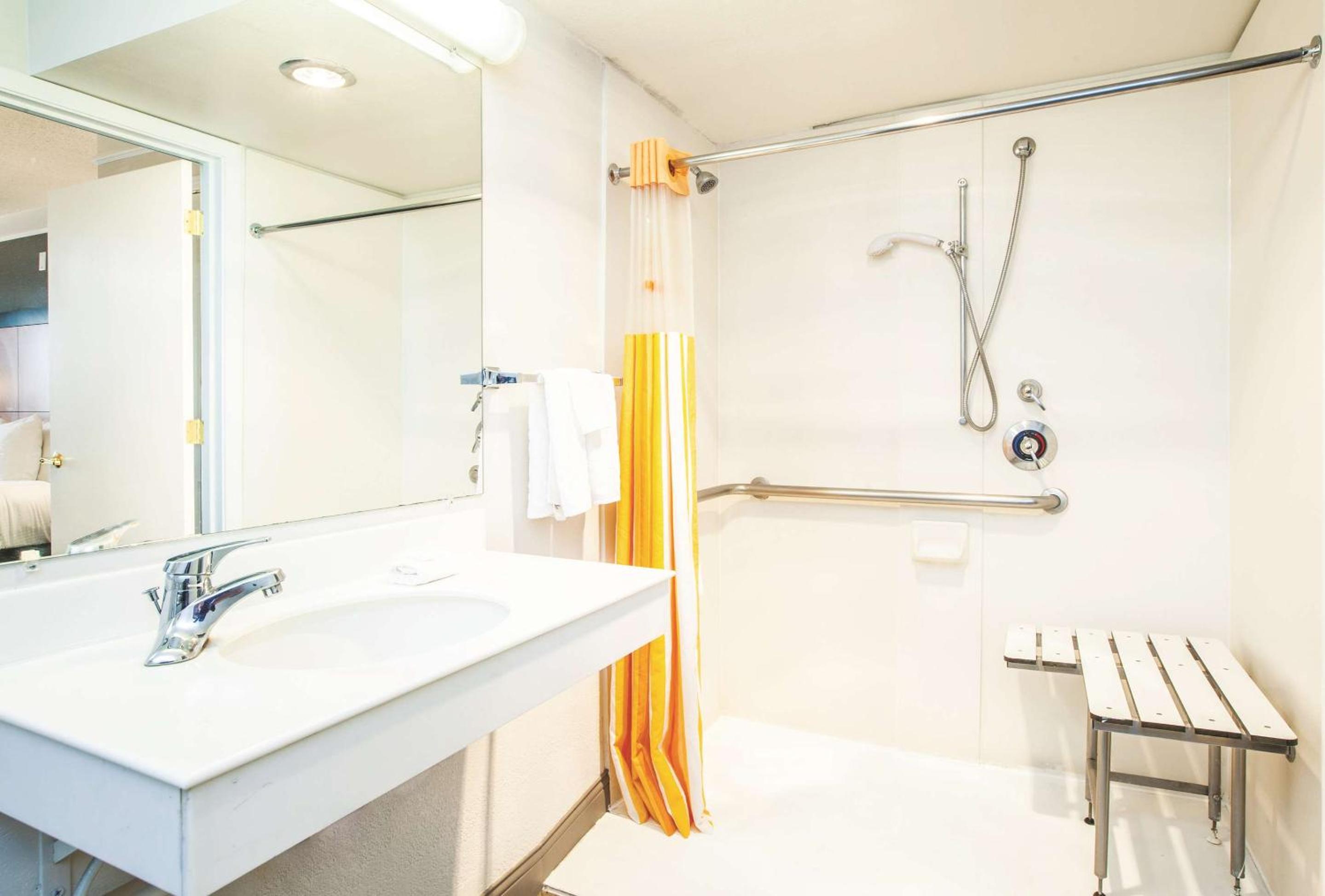 Double Room with Two Double Beds and Roll-In Shower - Mobility Accessible/Non-Smoking - Photo 2