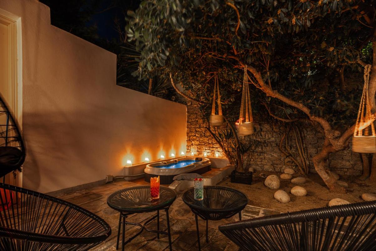 Deluxe Room with Outdoor Jetted Tub and Garden View, photo 6