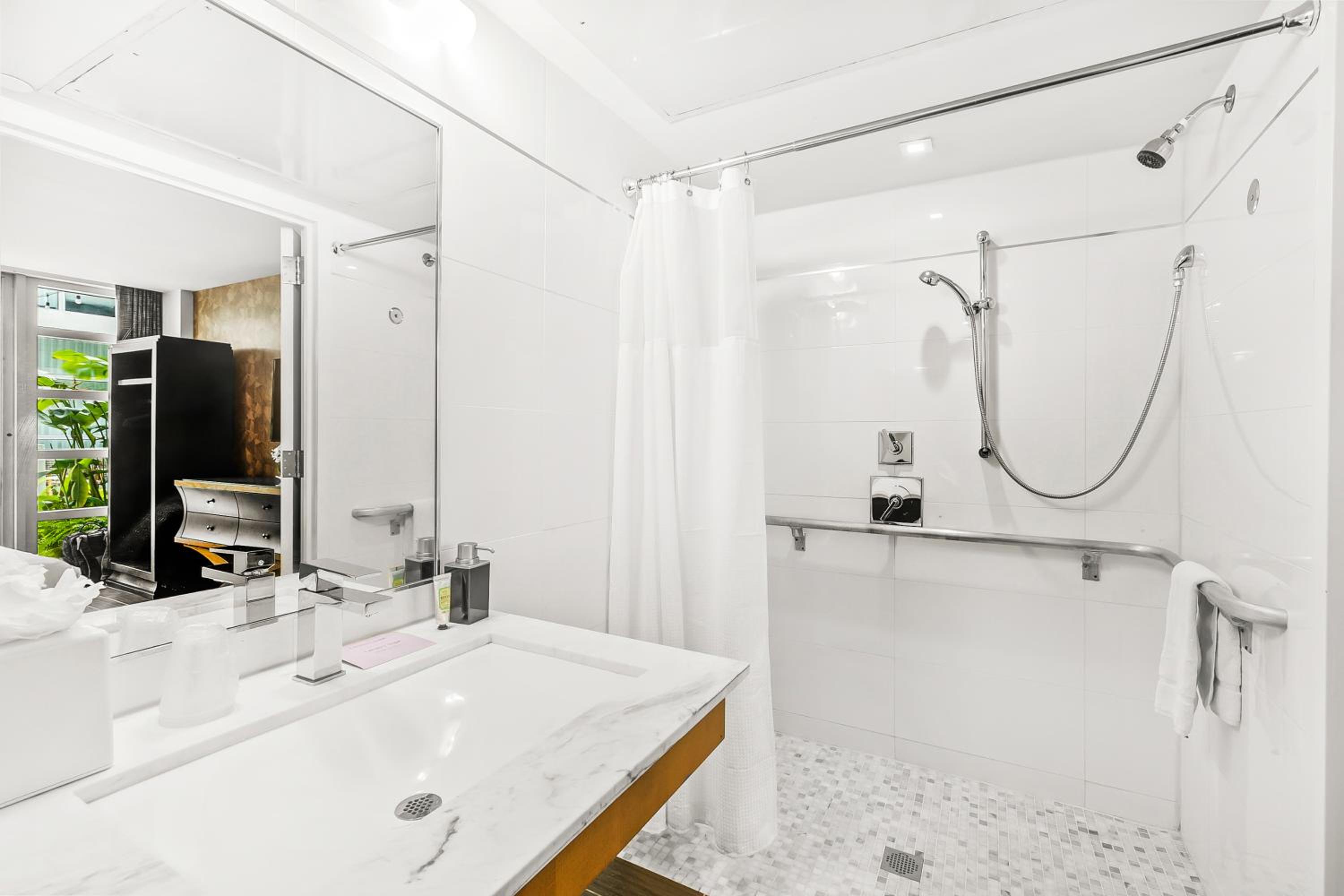 Deluxe King Room with Garden View