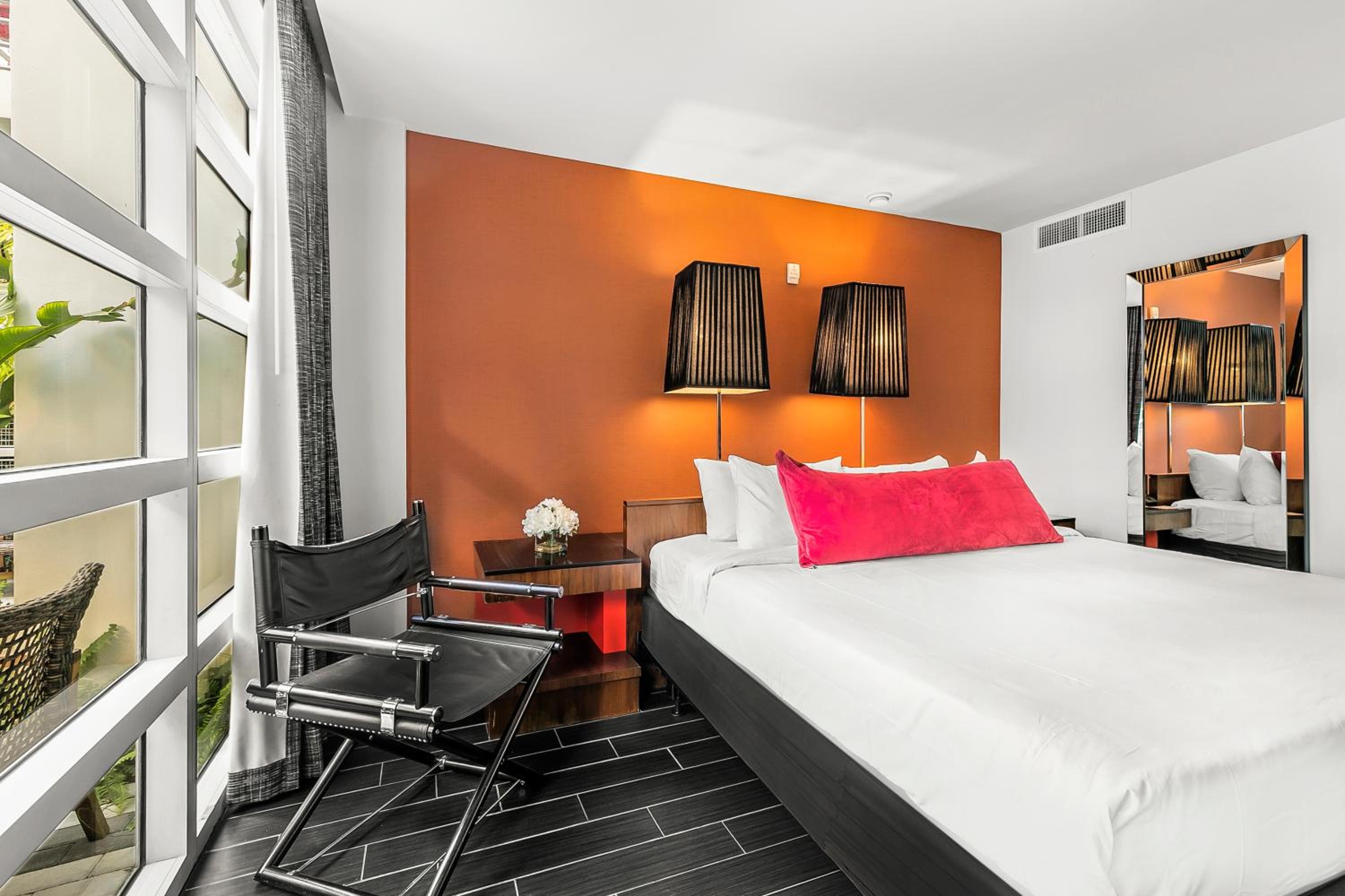 Deluxe King Room with Garden View thumbnail 5