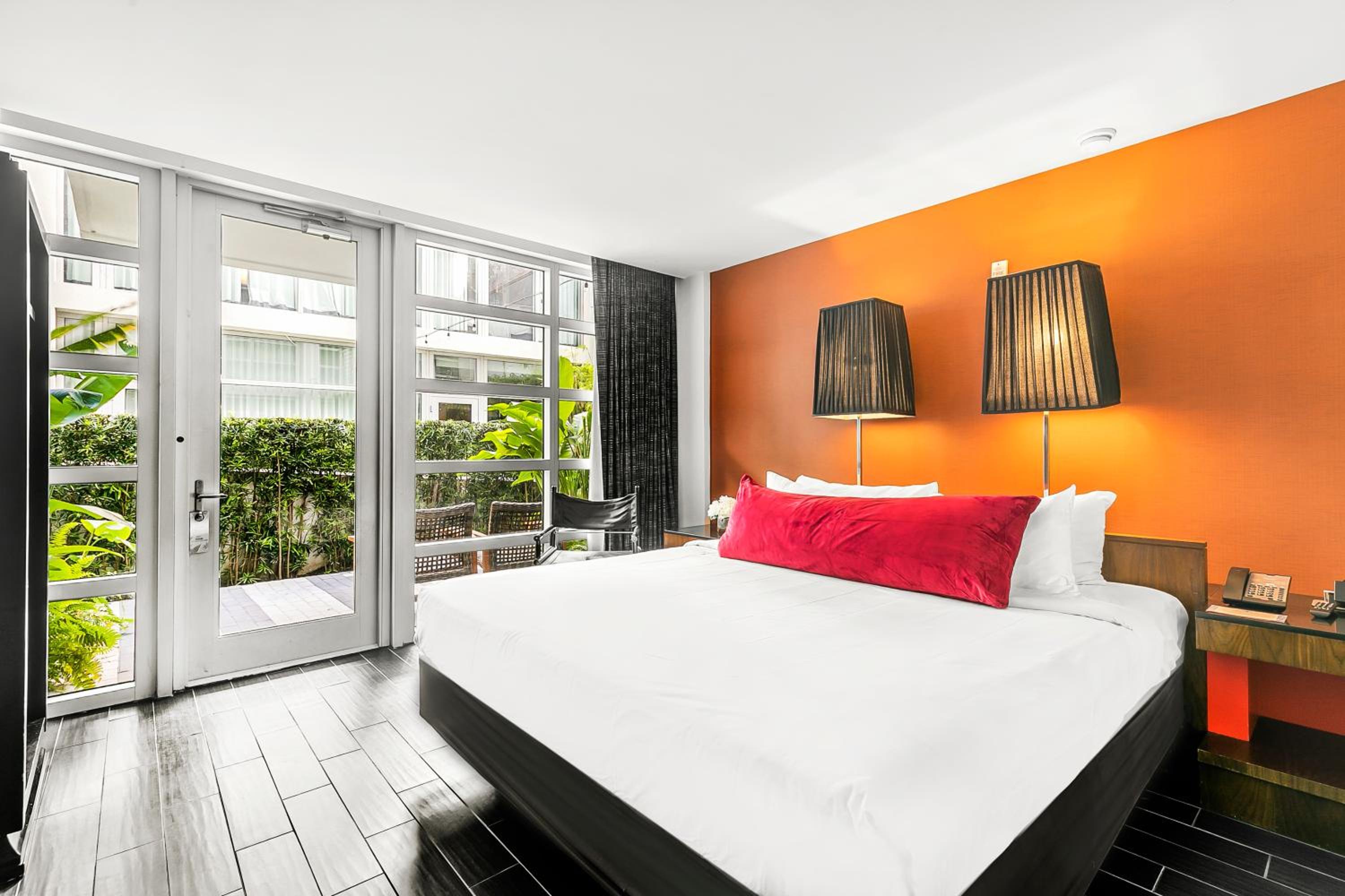 Deluxe King Room with Garden View