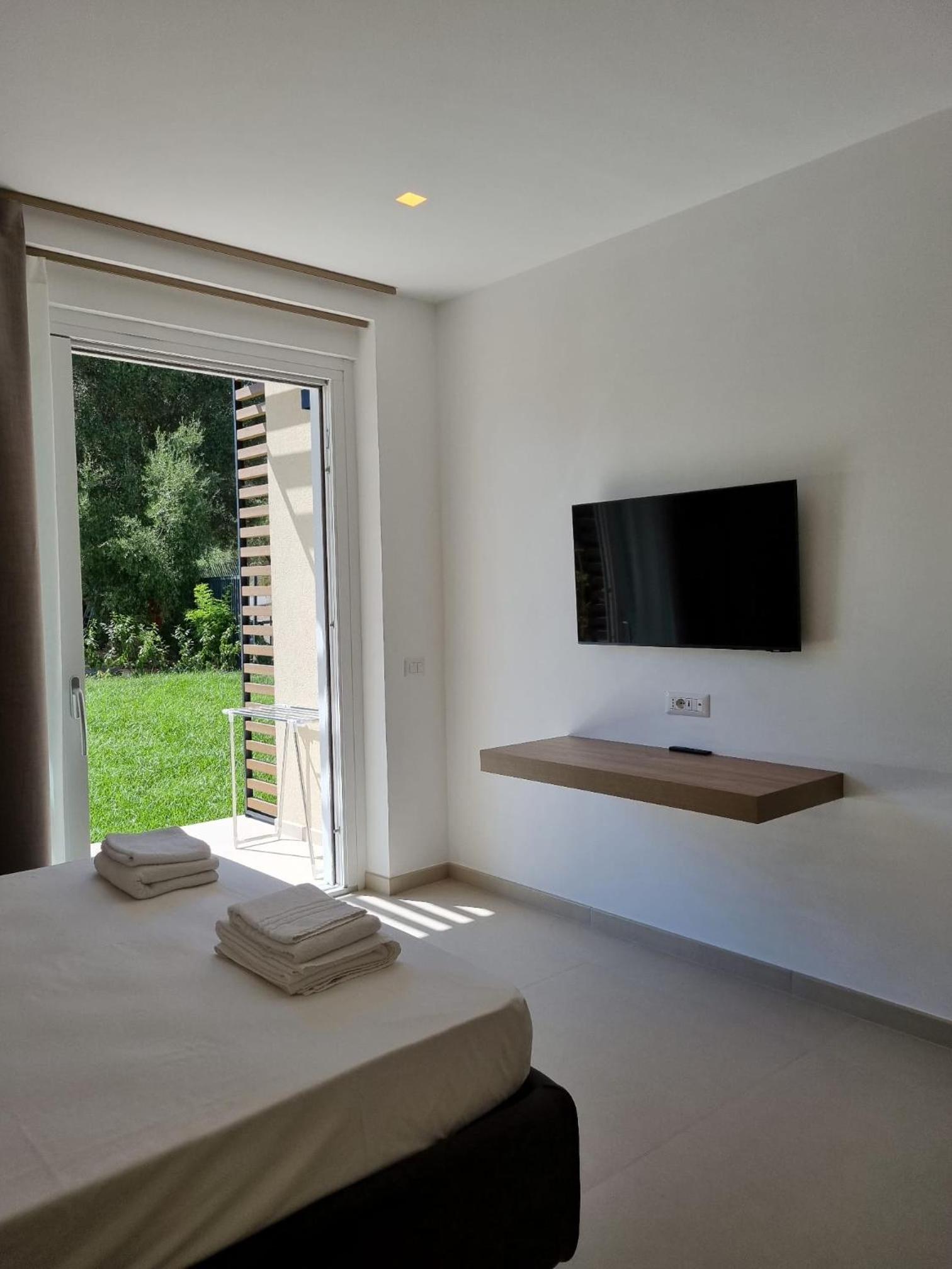 Double Room with Pool View photo 3