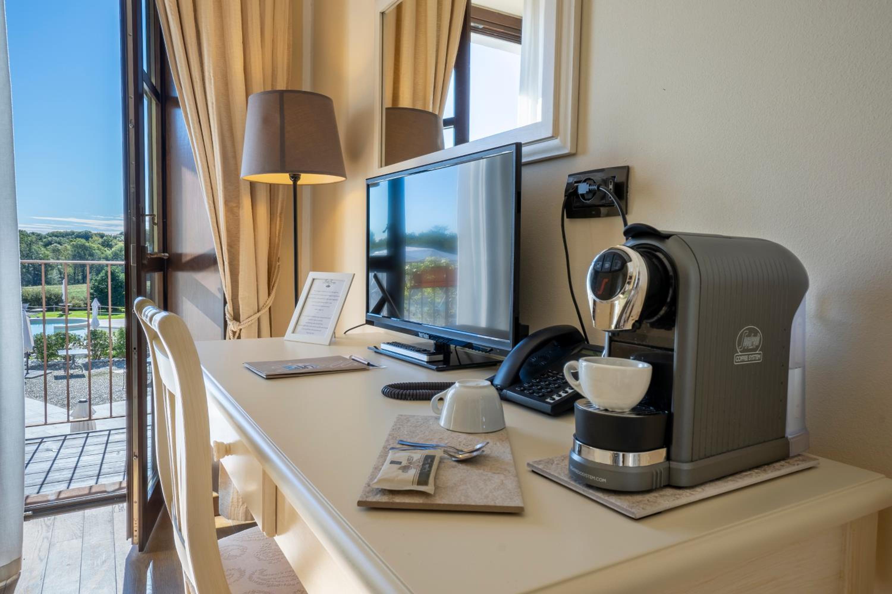 Deluxe Double Room with Balcony - Photo 6
