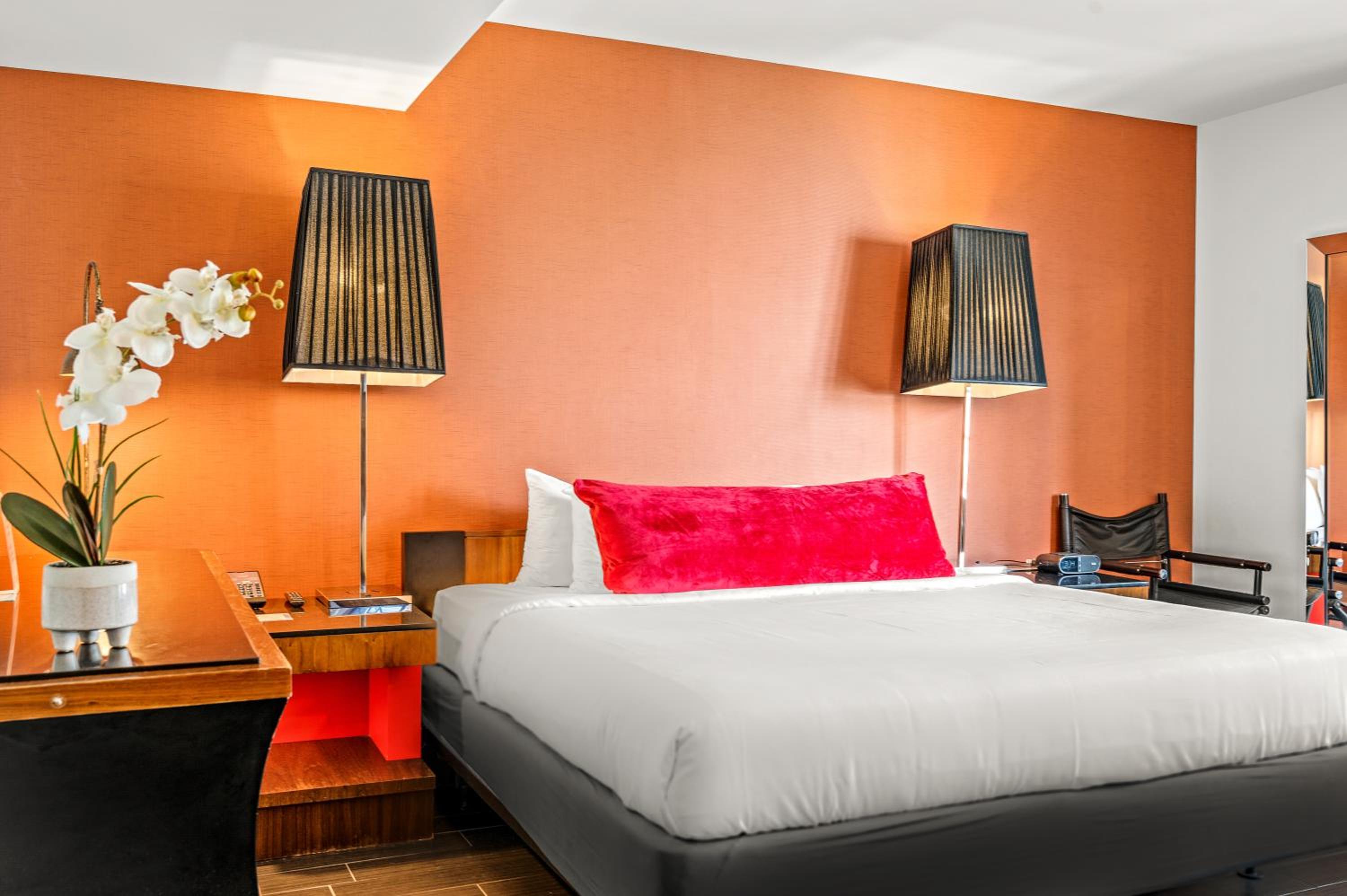 Deluxe King Room thumbnail 6
