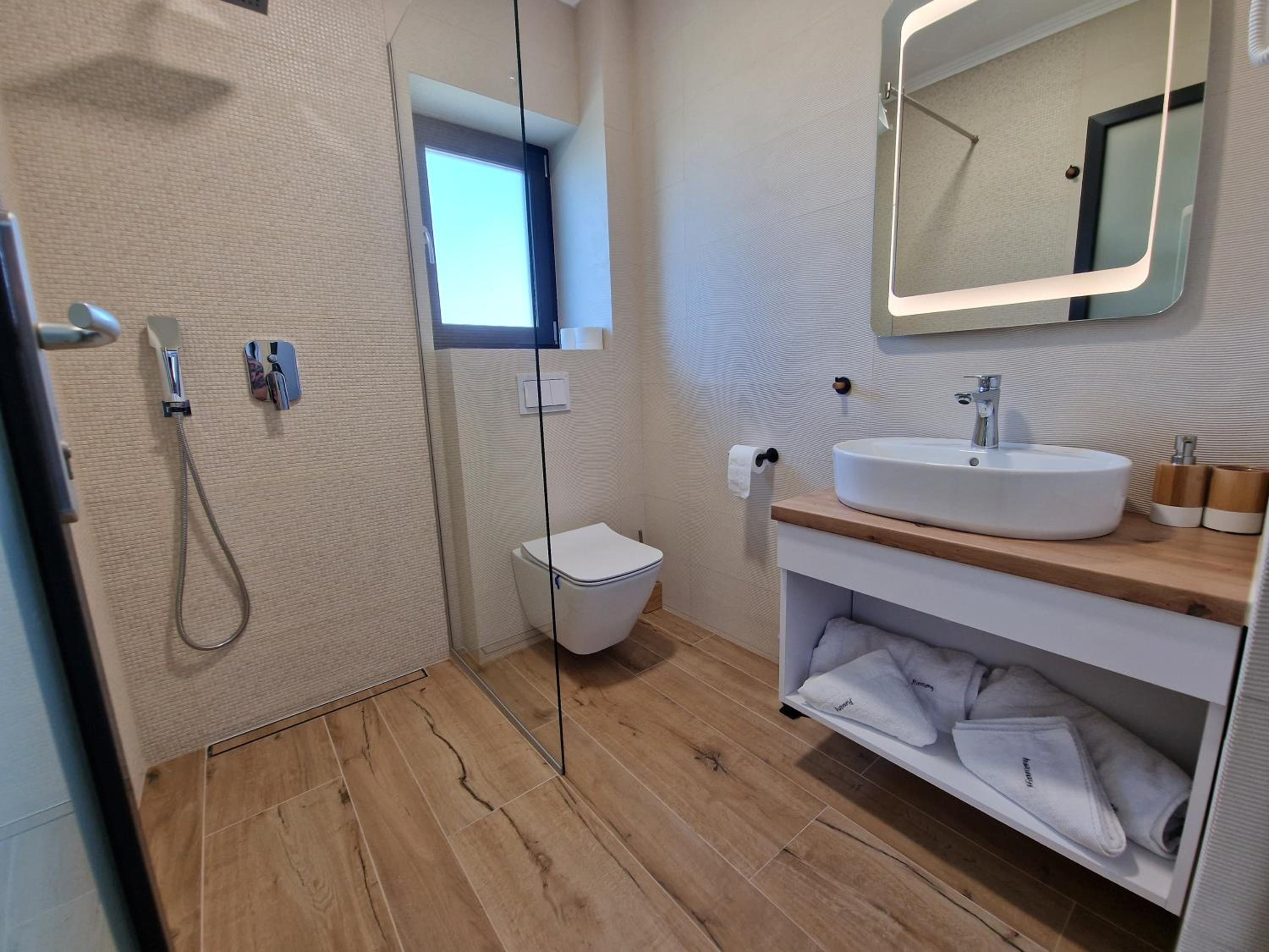 Double Room - Photo 8