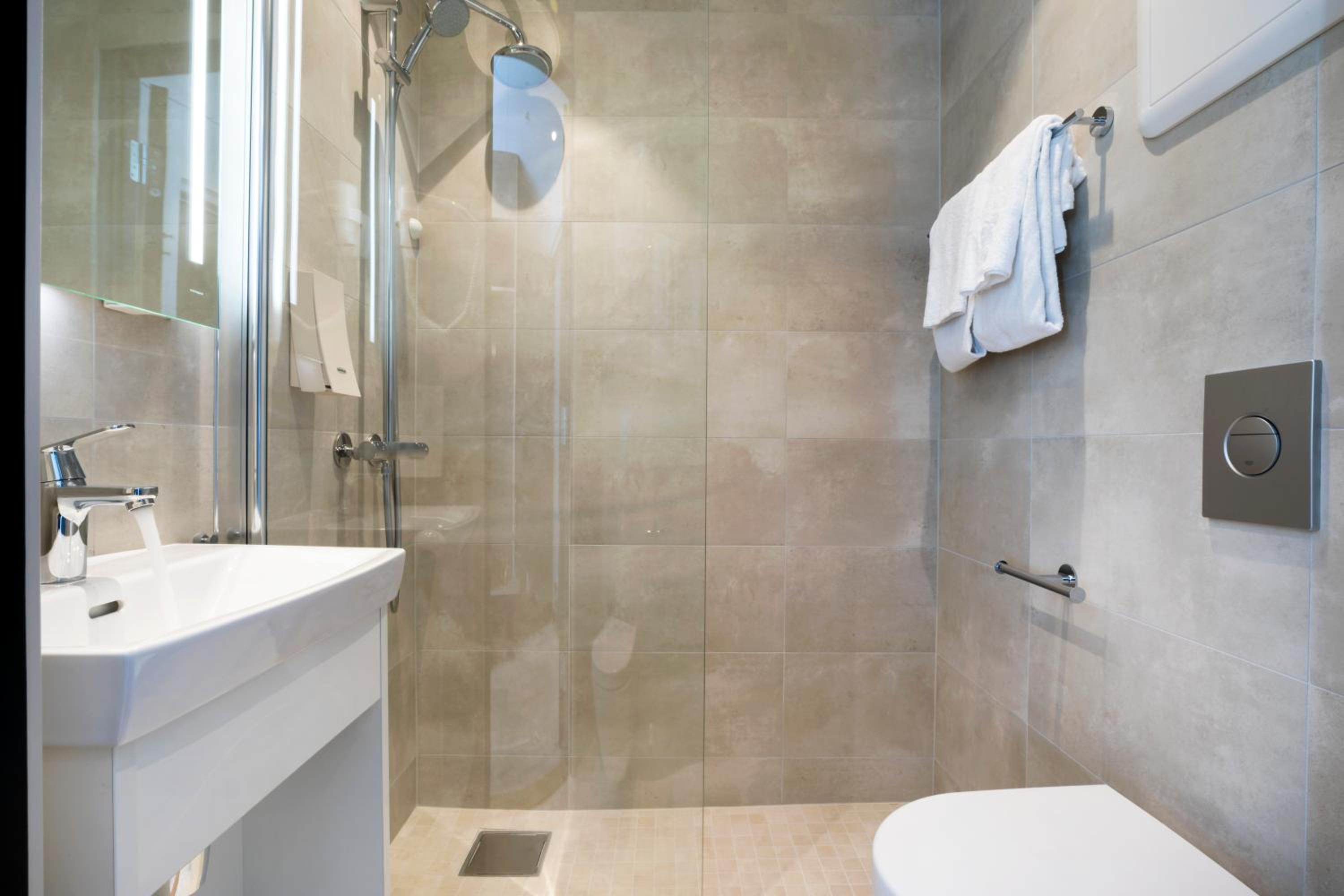 Standard Twin Room thumbnail 6