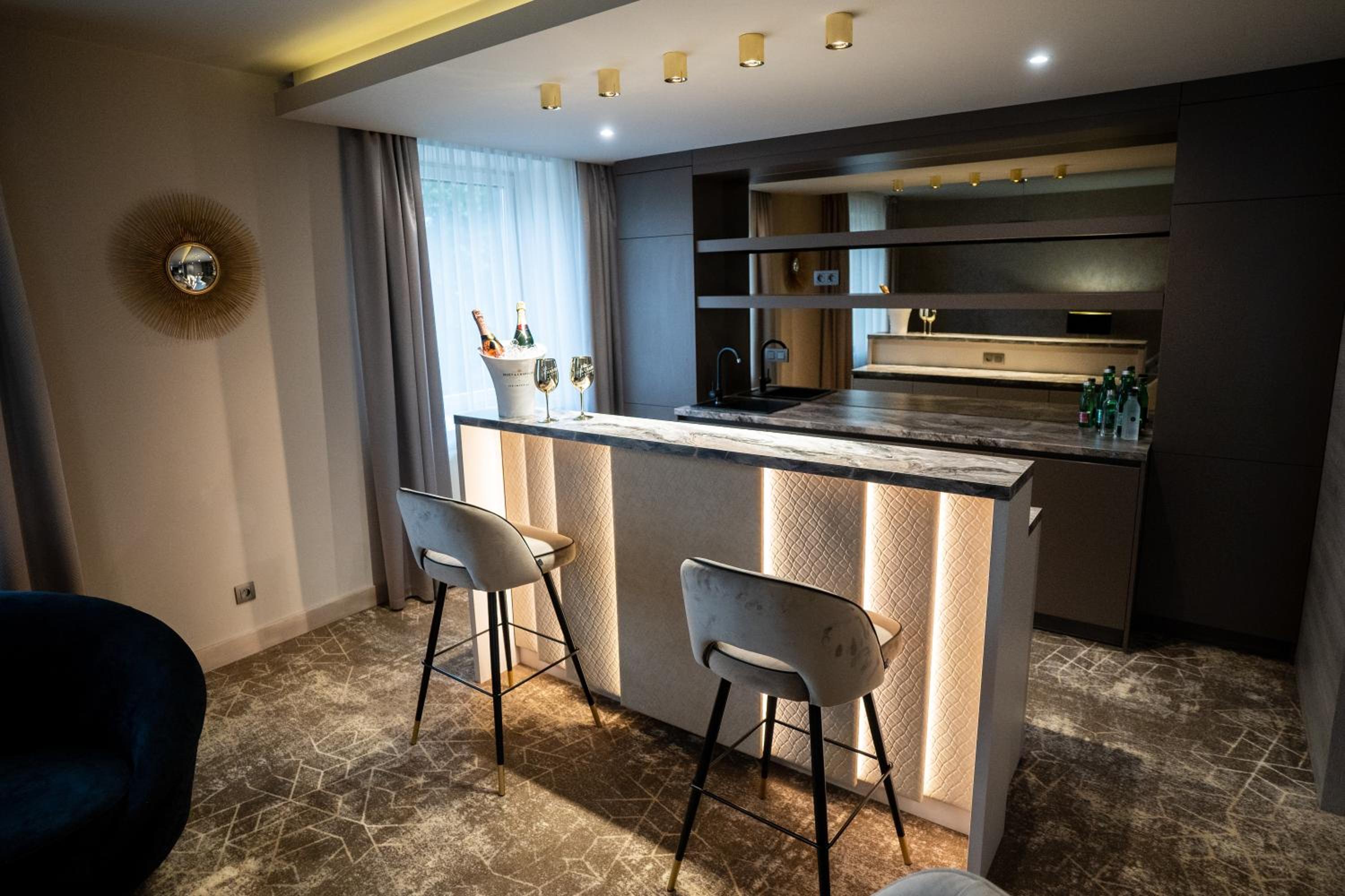 Deluxe Suite - Photo 24