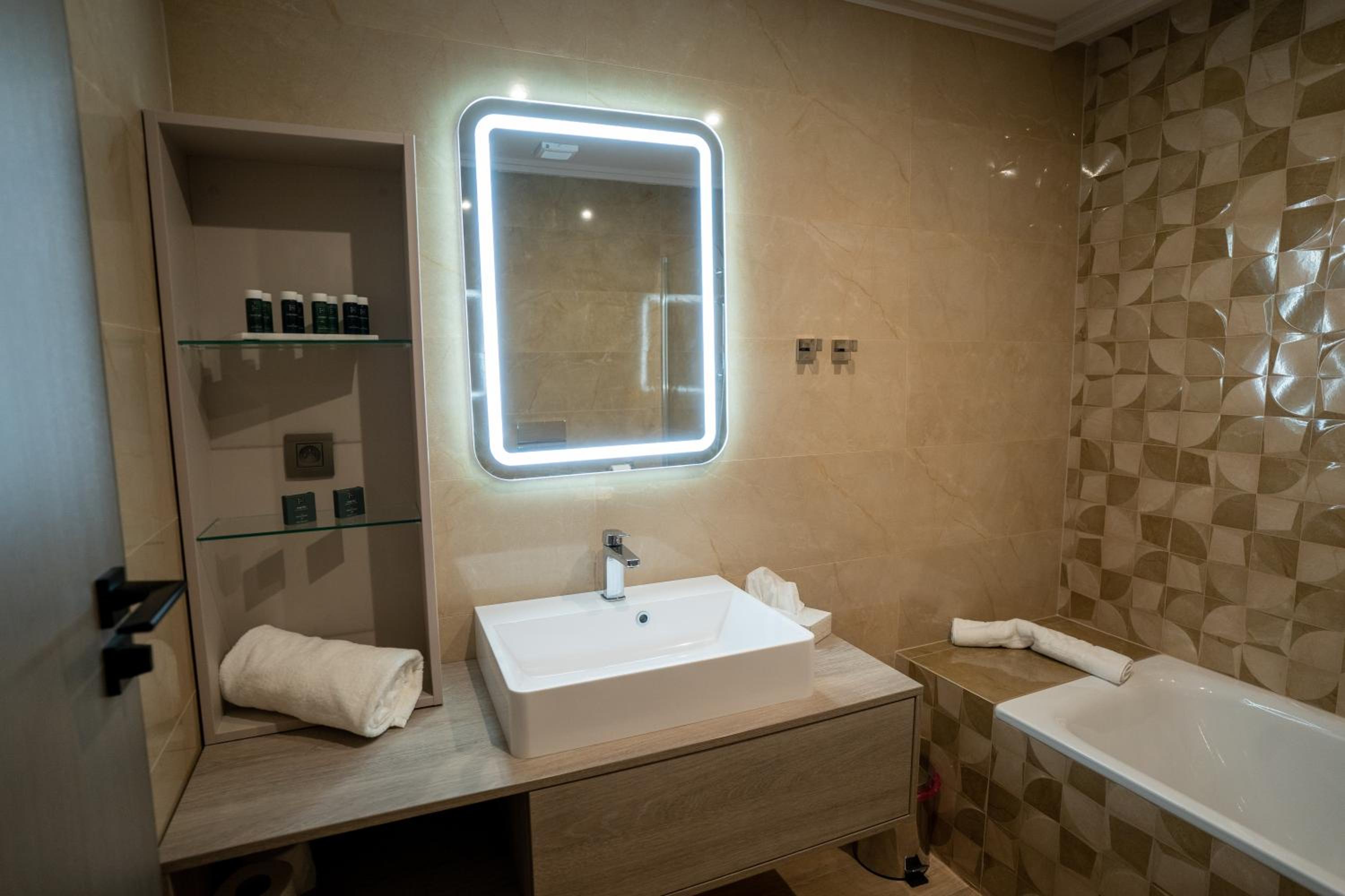 Deluxe Double Room with Bath - Photo 22