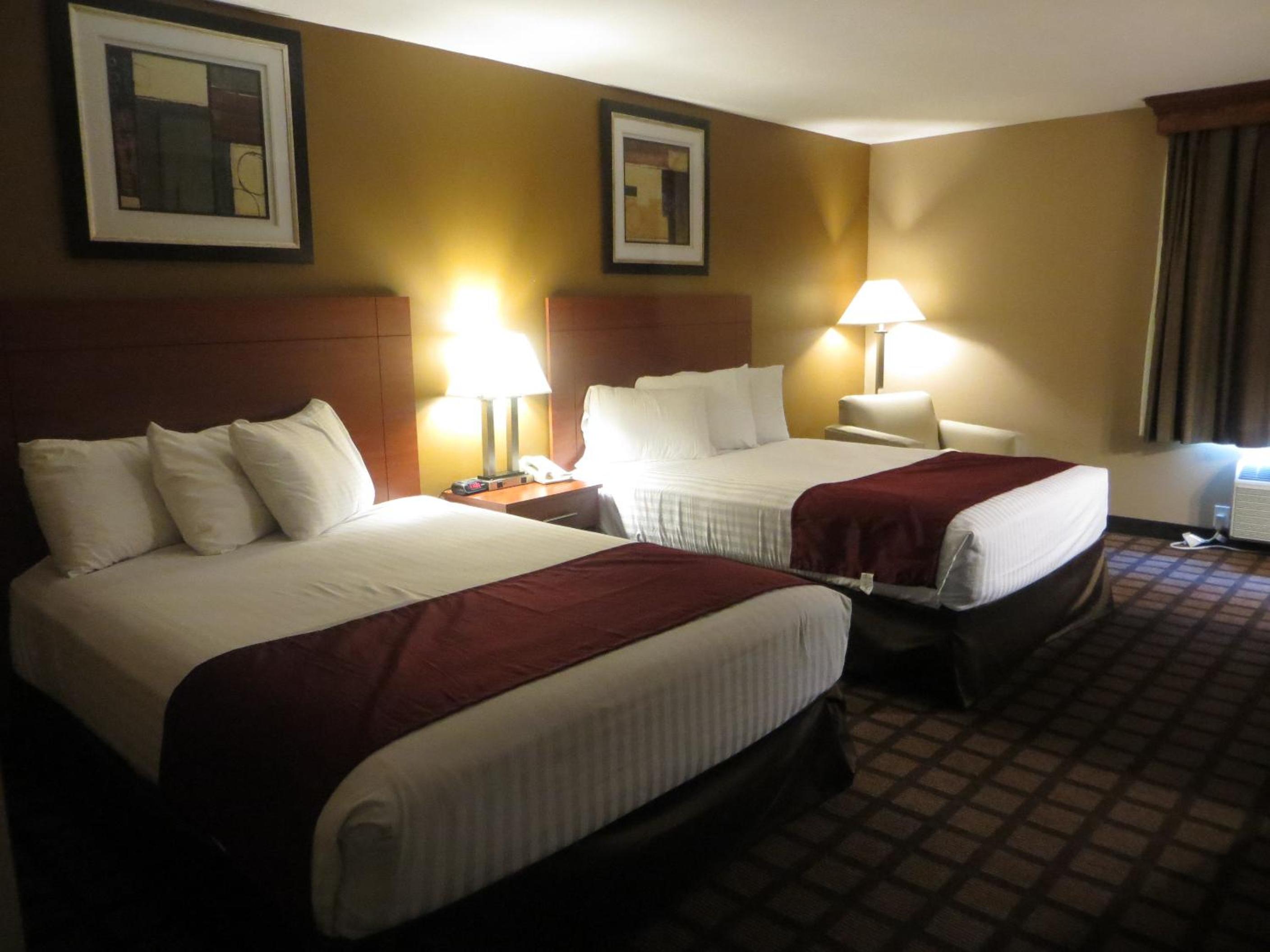 Queen Room with Two Queen Beds - Non-Smoking - Photo 5