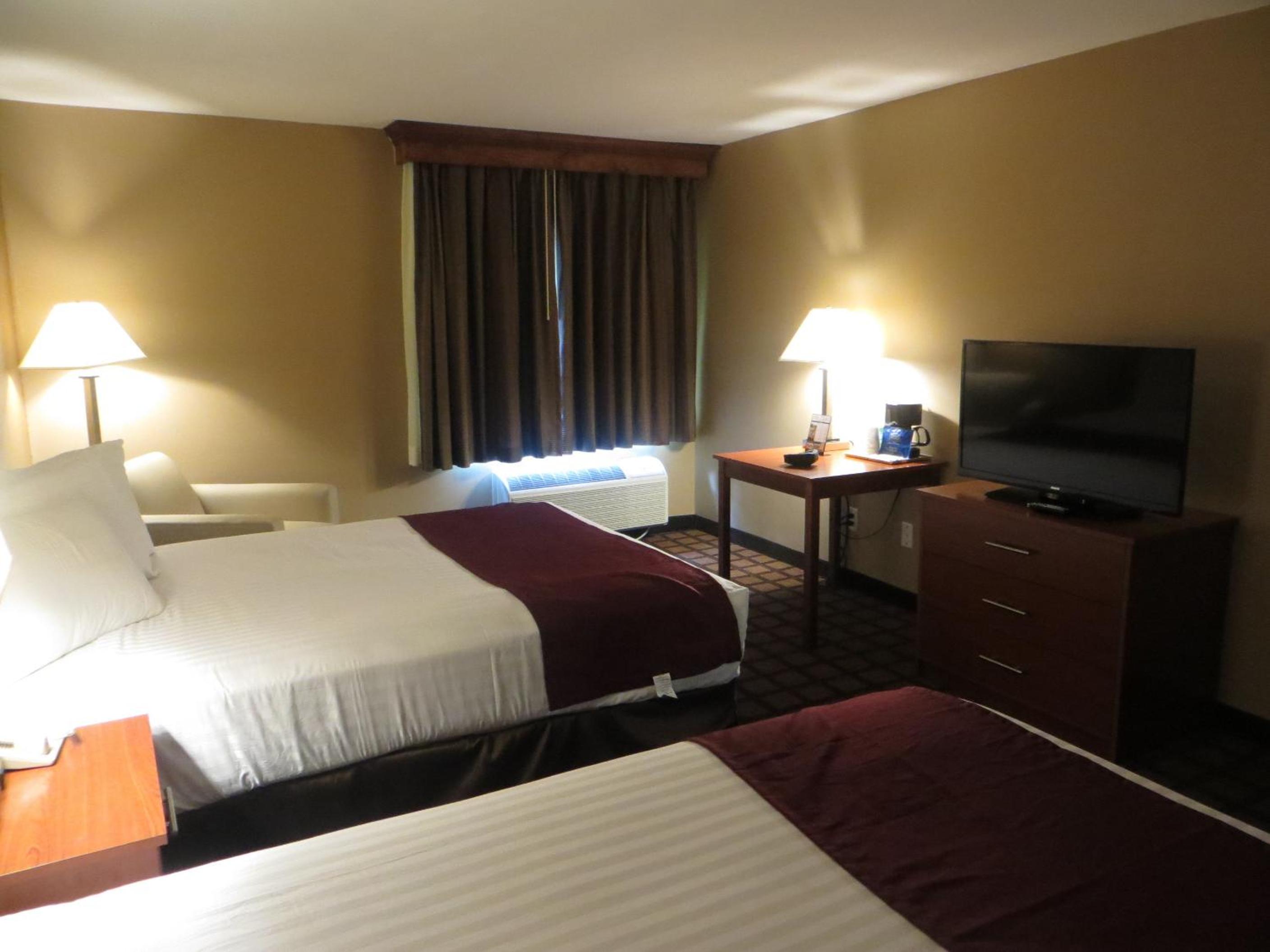 Queen Room with Two Queen Beds - Non-Smoking - Photo 3