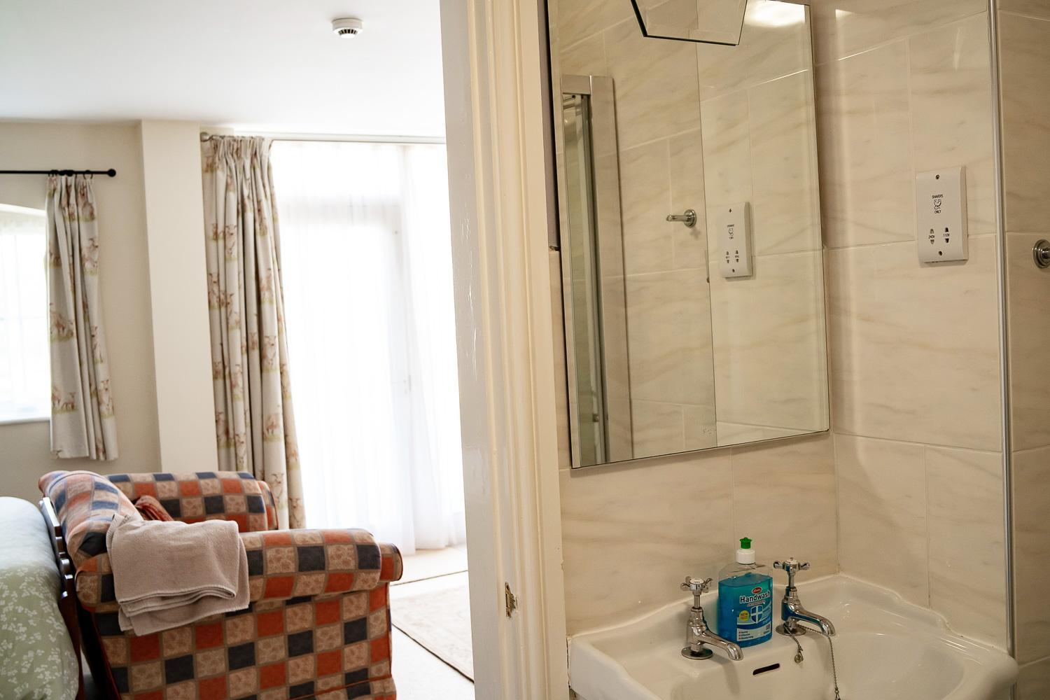 Queen Room - Photo 10
