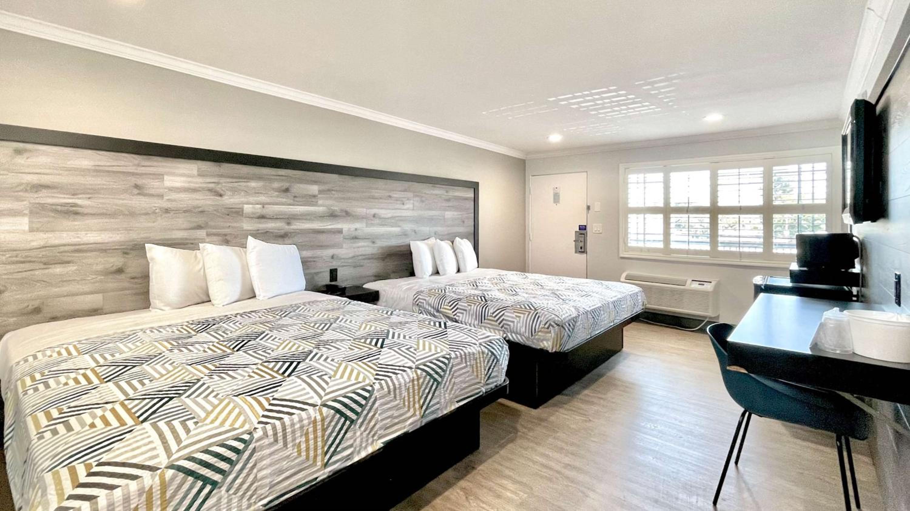 King Room with Two King Beds - Non-Smoking - Photo 3
