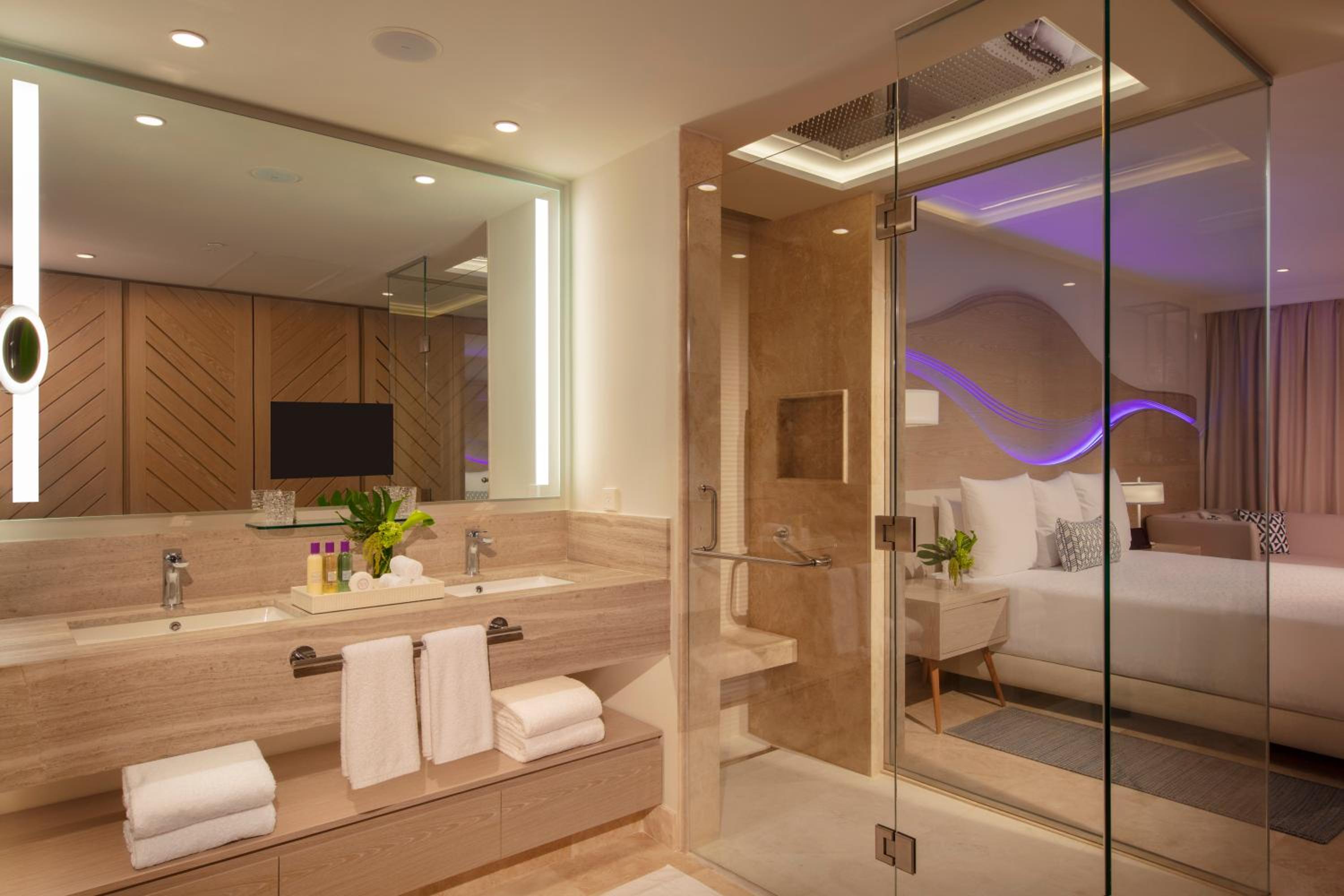 Xcelerate Junior Suite Ocean Front King - Photo 2