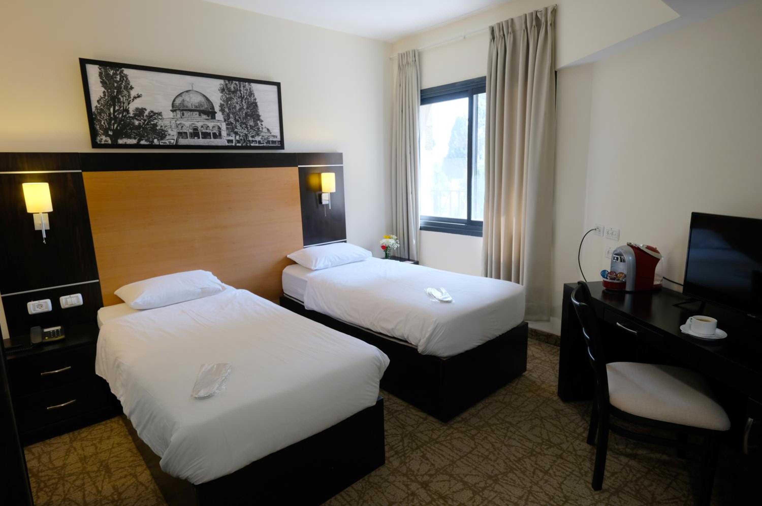 Standard Twin Room - Photo 21