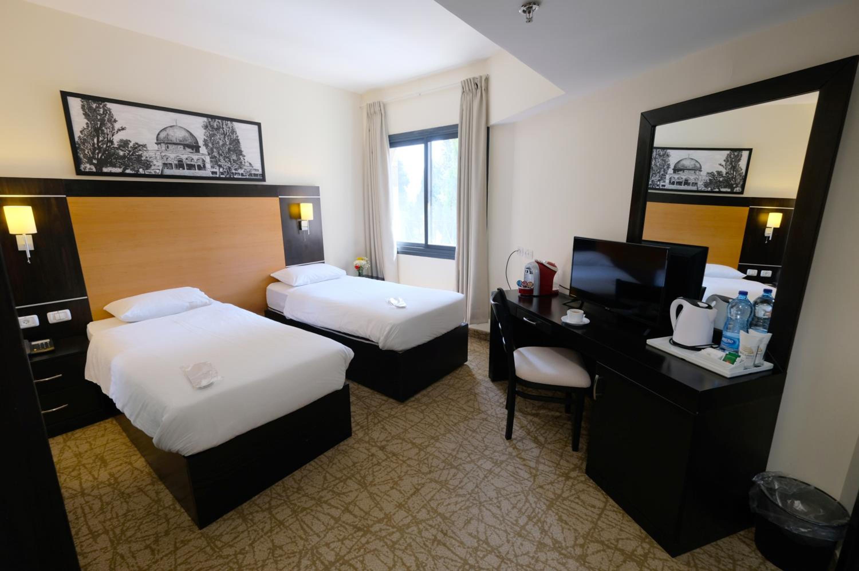 Standard Twin Room - Photo 17
