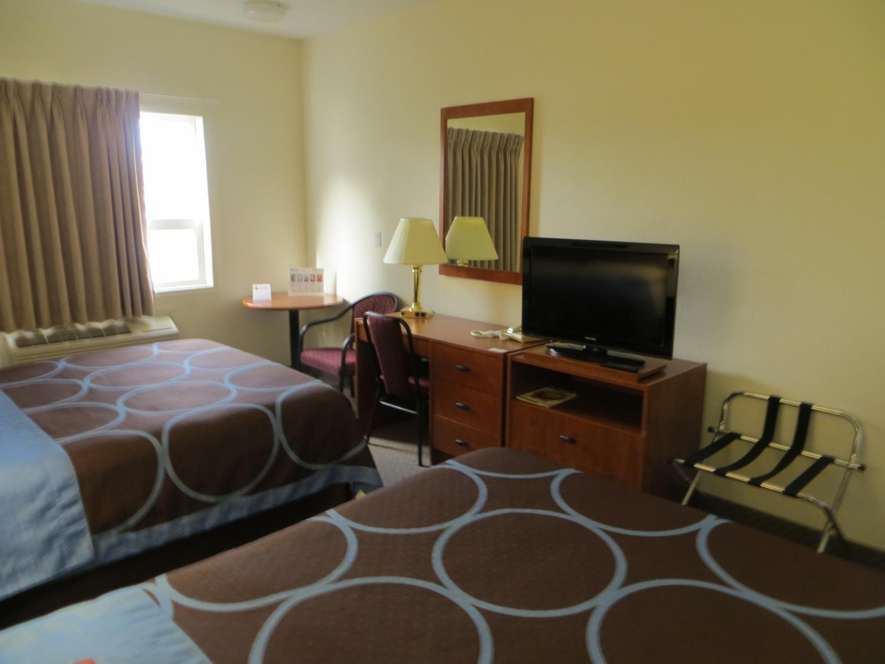 Queen Room with Two Queen Beds - Non-Smoking - Photo 2