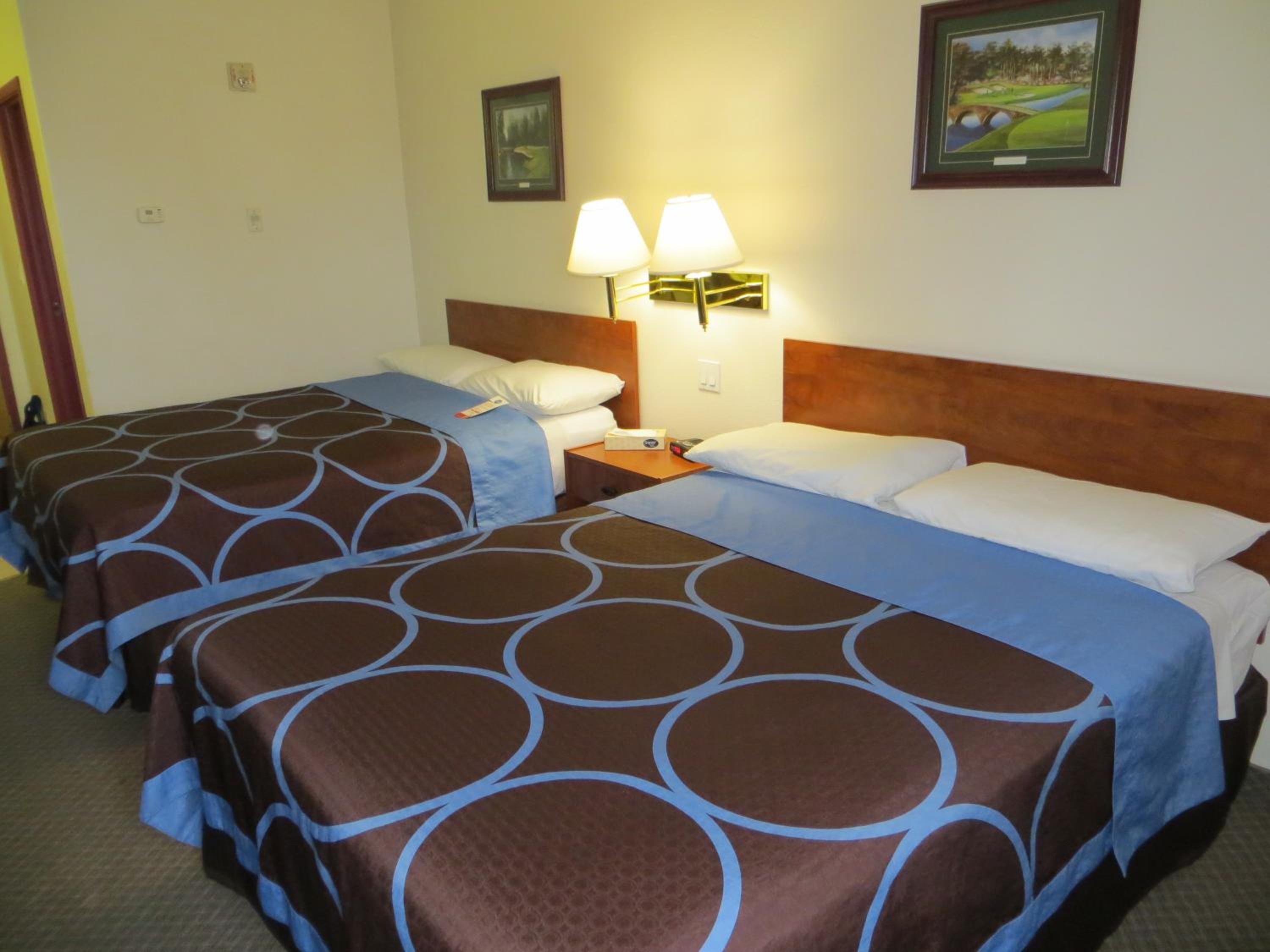 Queen Room with Two Queen Beds - Non-Smoking - Photo 7