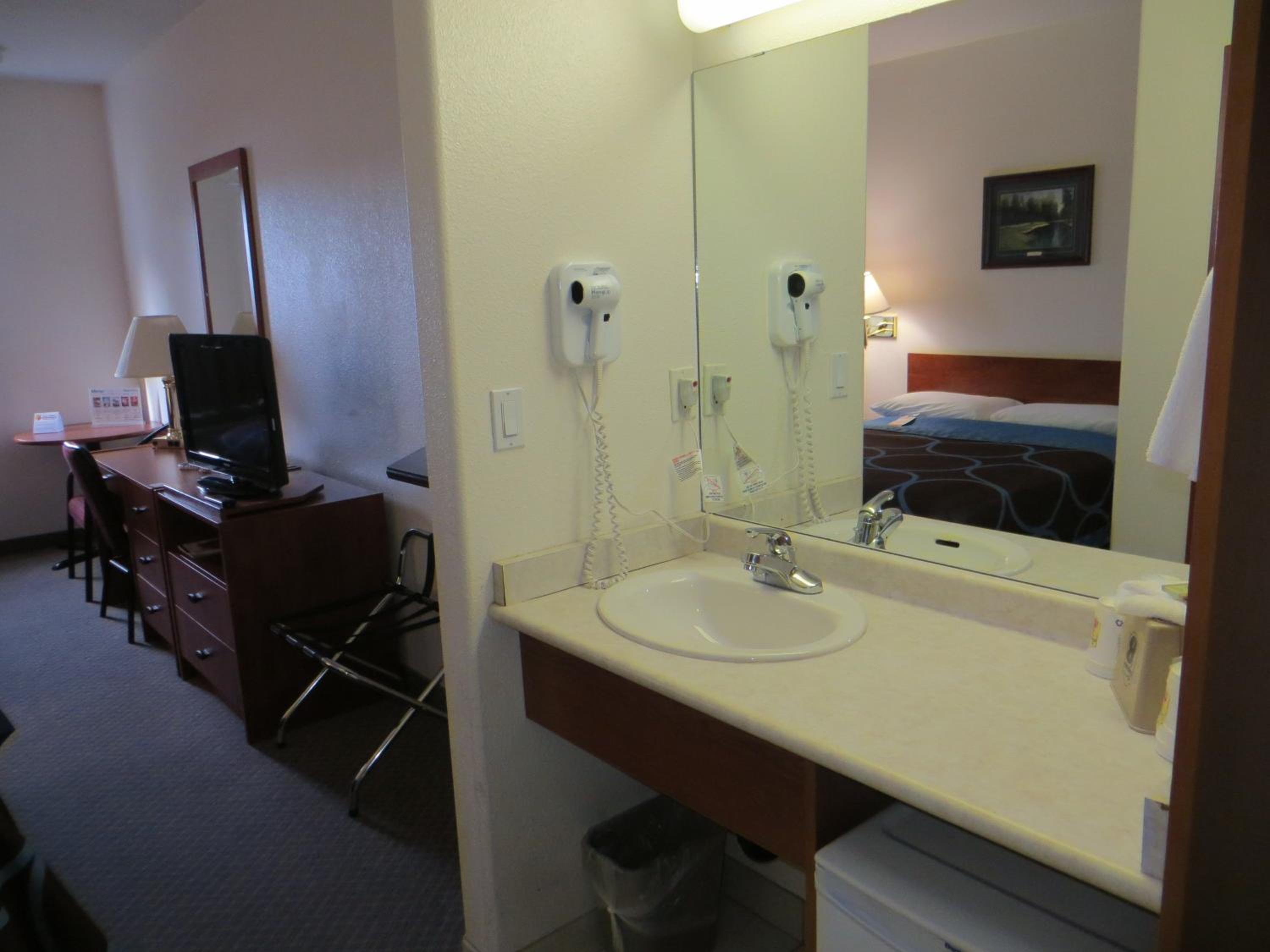 Queen Room with Two Queen Beds - Non-Smoking - Photo 1