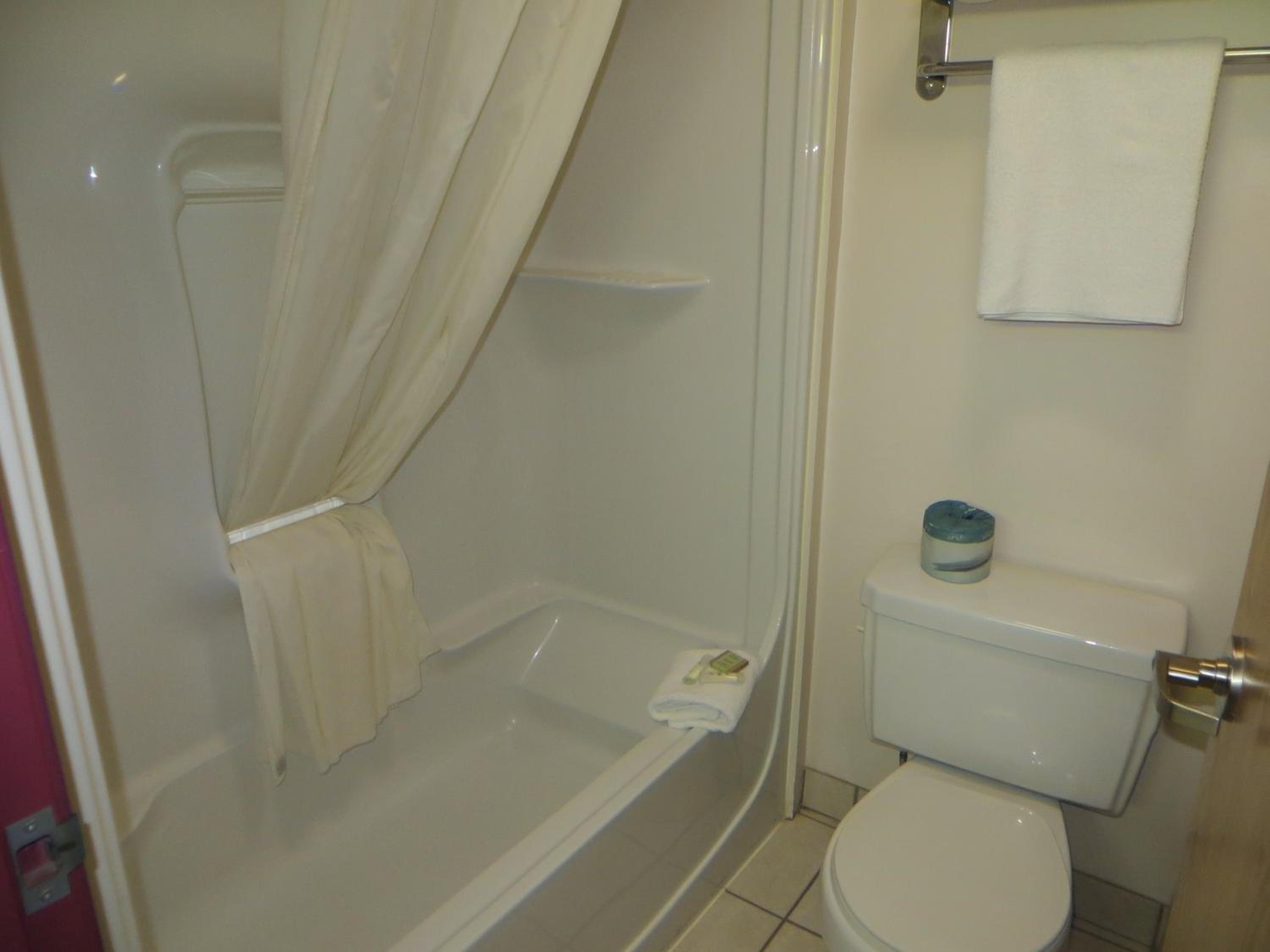 Queen Room with Two Queen Beds - Non-Smoking - Photo 3