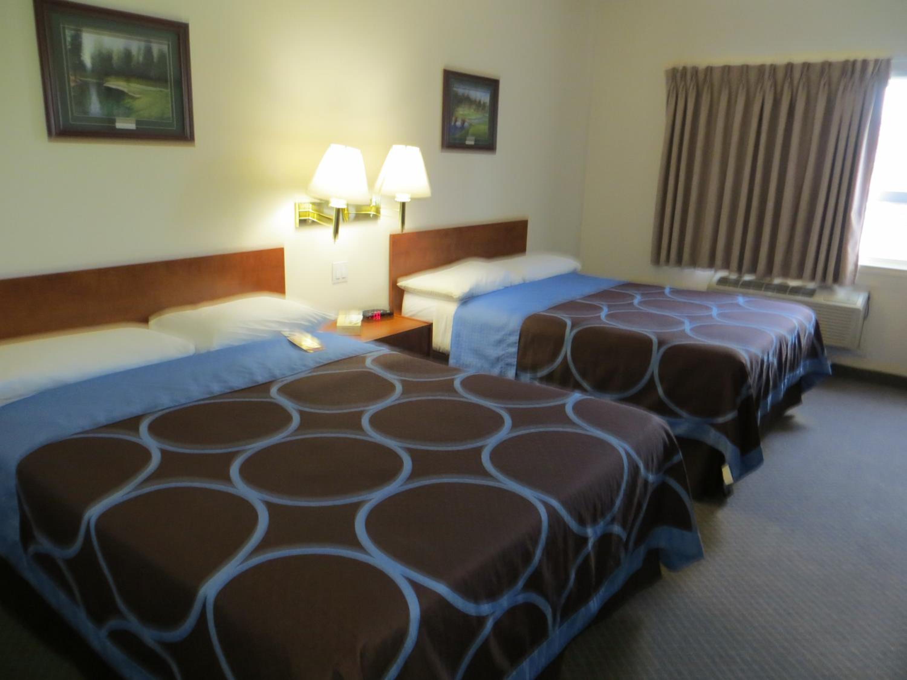 Queen Room with Two Queen Beds - Non-Smoking - Photo 6