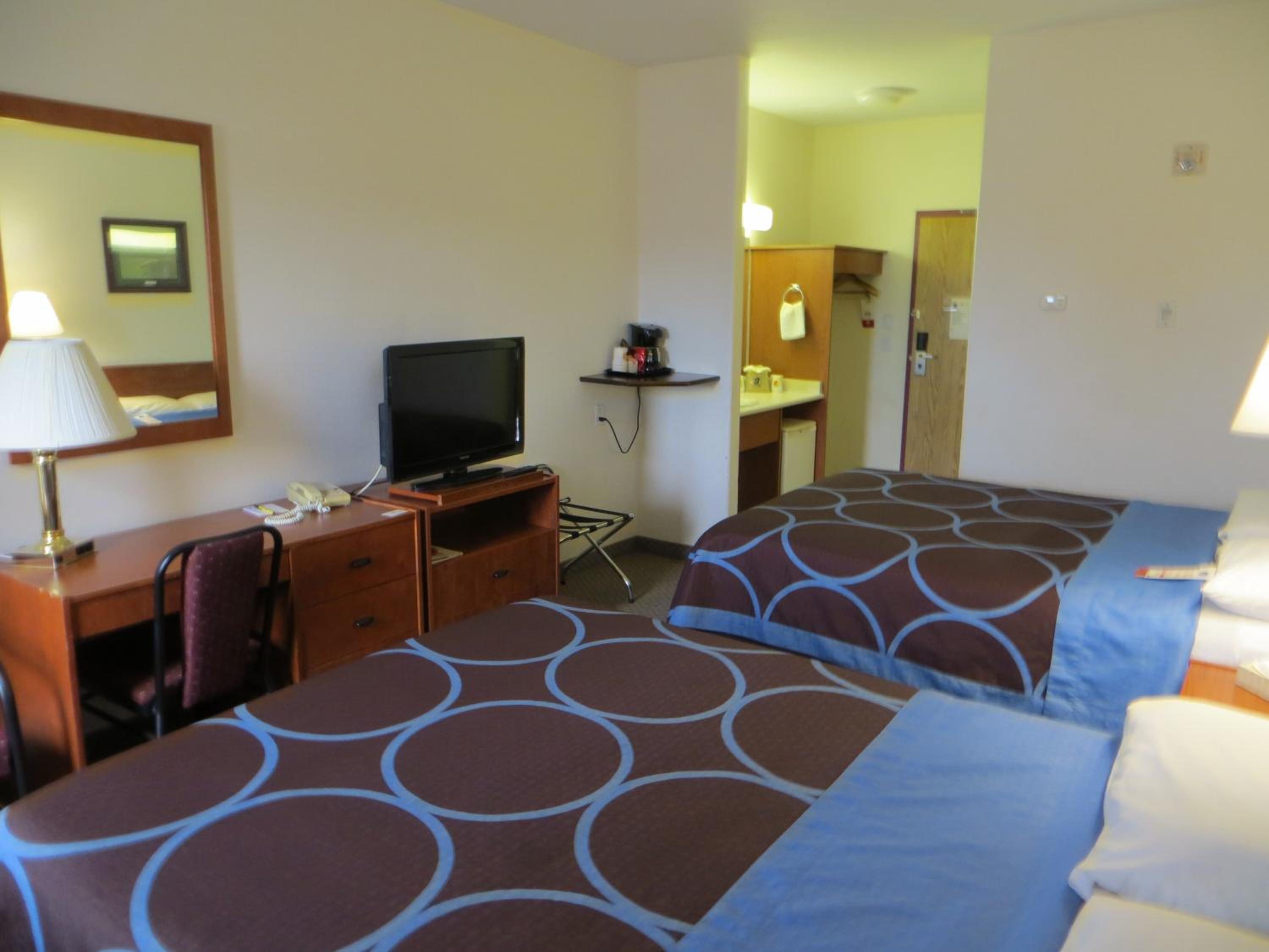Queen Room with Two Queen Beds - Non-Smoking - Photo 5