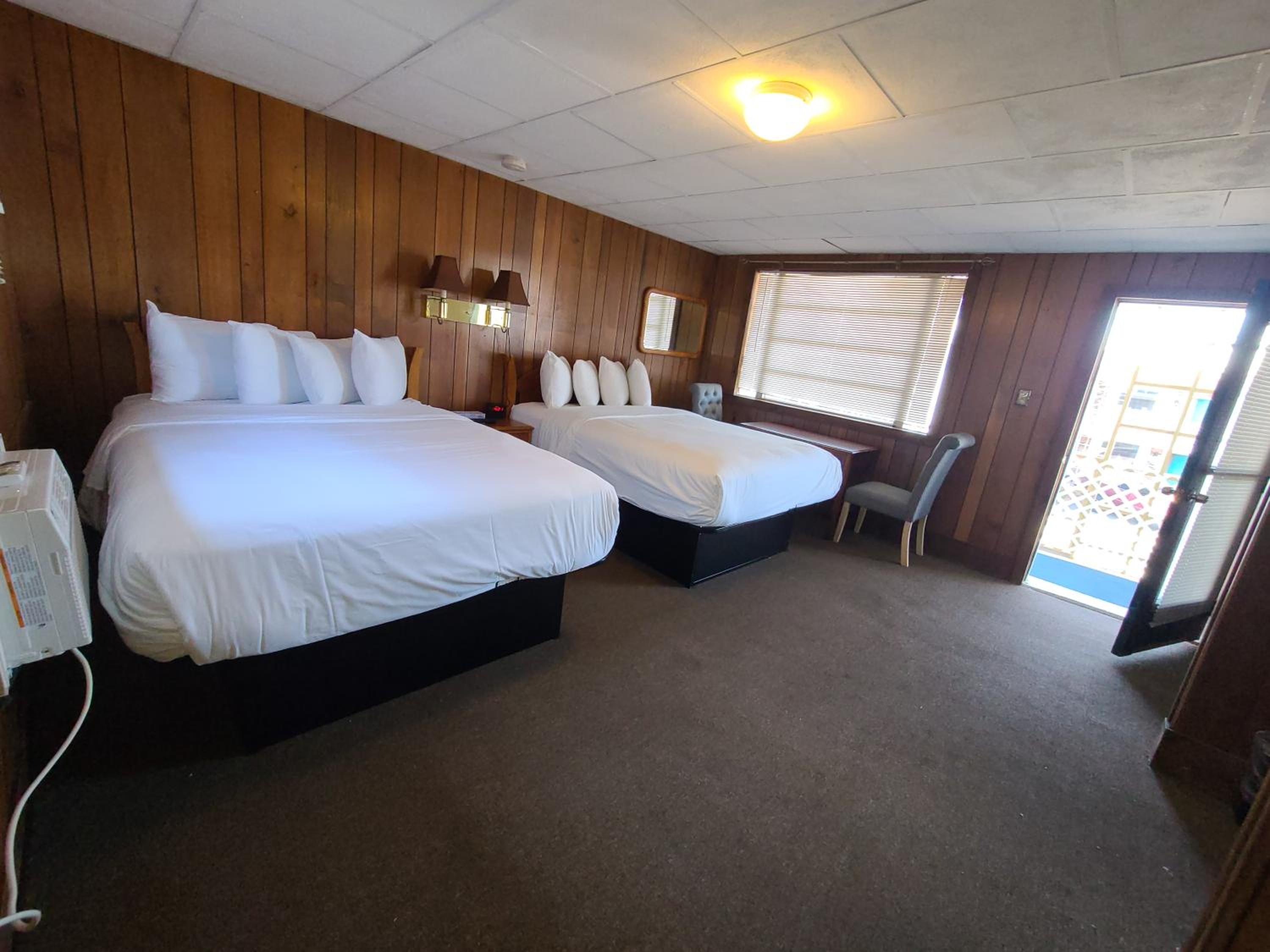 Standard Queen Room with Two Queen Beds - Photo 14