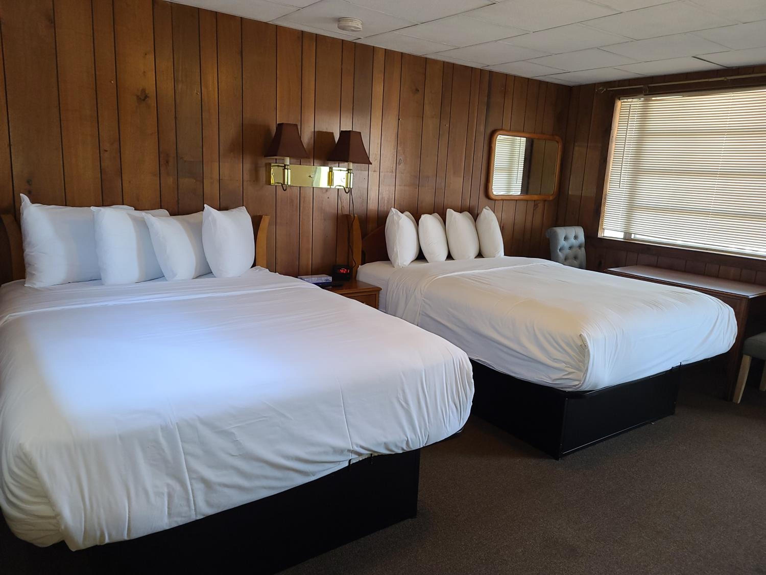 Standard Queen Room with Two Queen Beds - Photo 12