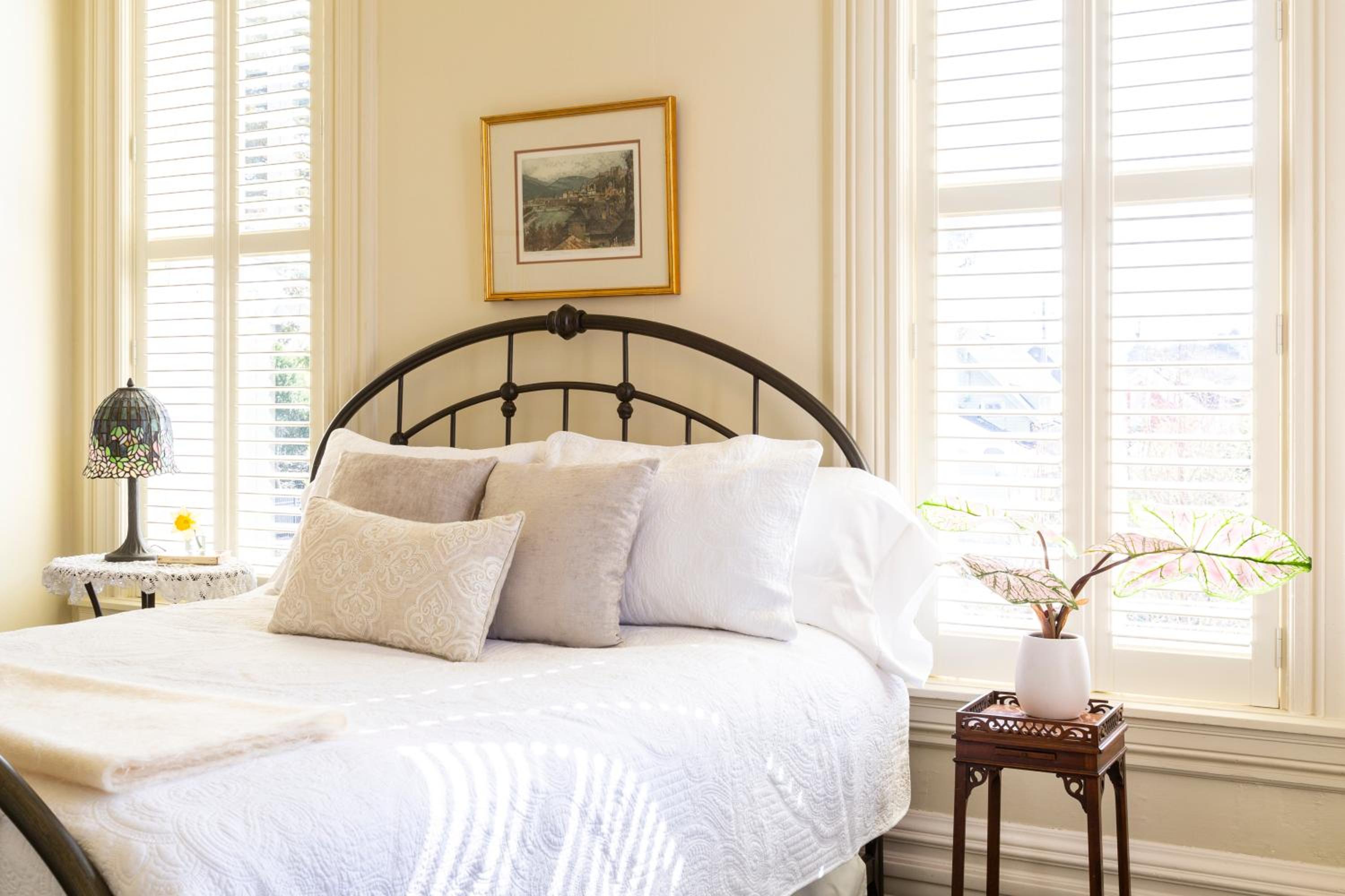 Queen Room with Private Bathroom - Photo 1