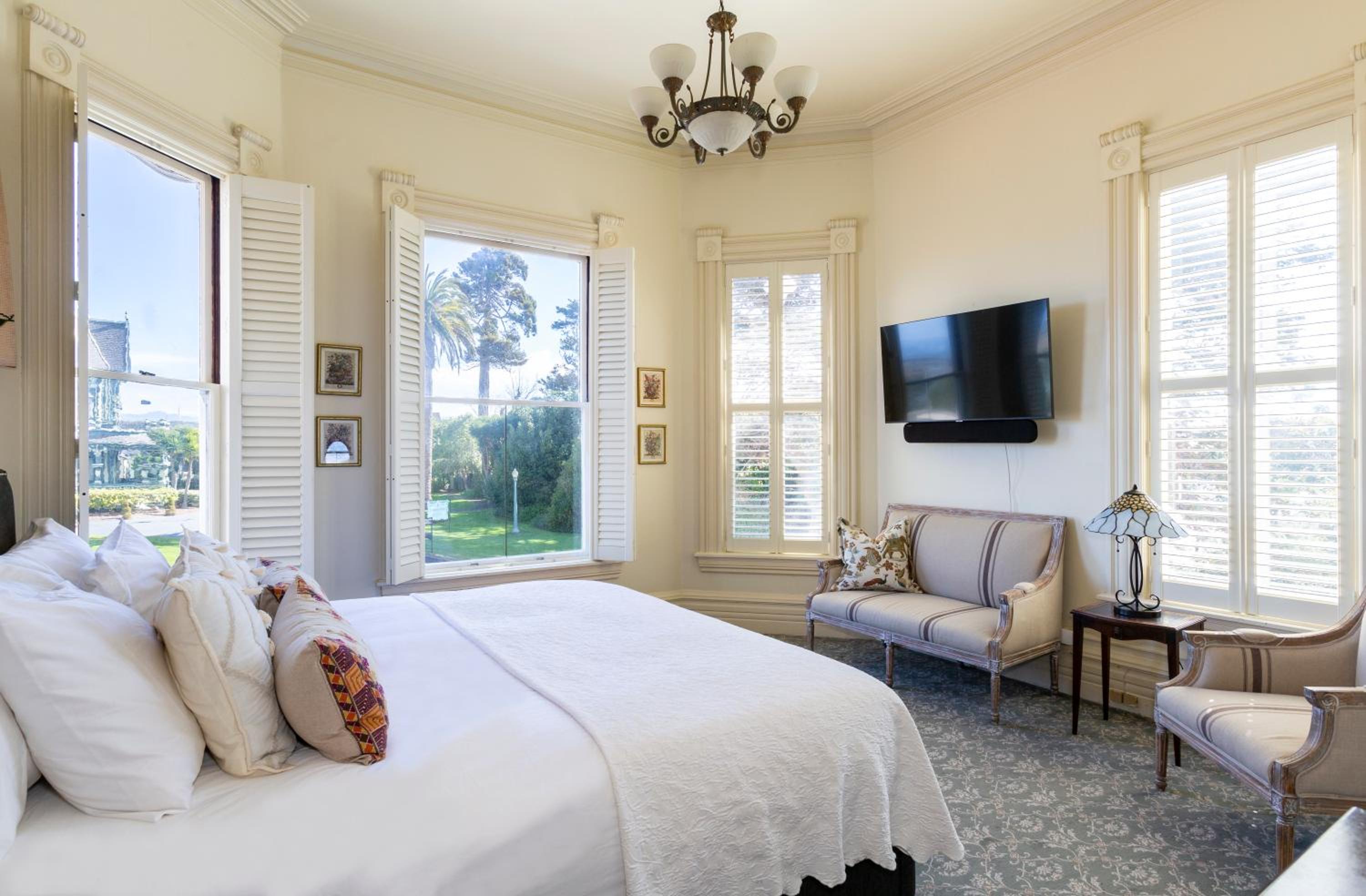 King Room with Shared Bathroom photo 3