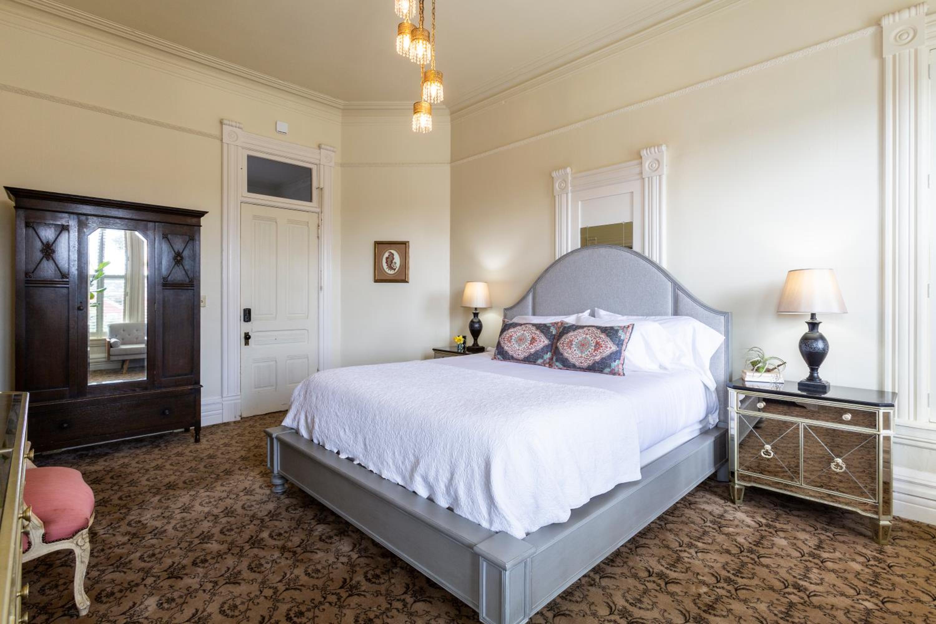 King Room with Private Bathroom - Photo 6