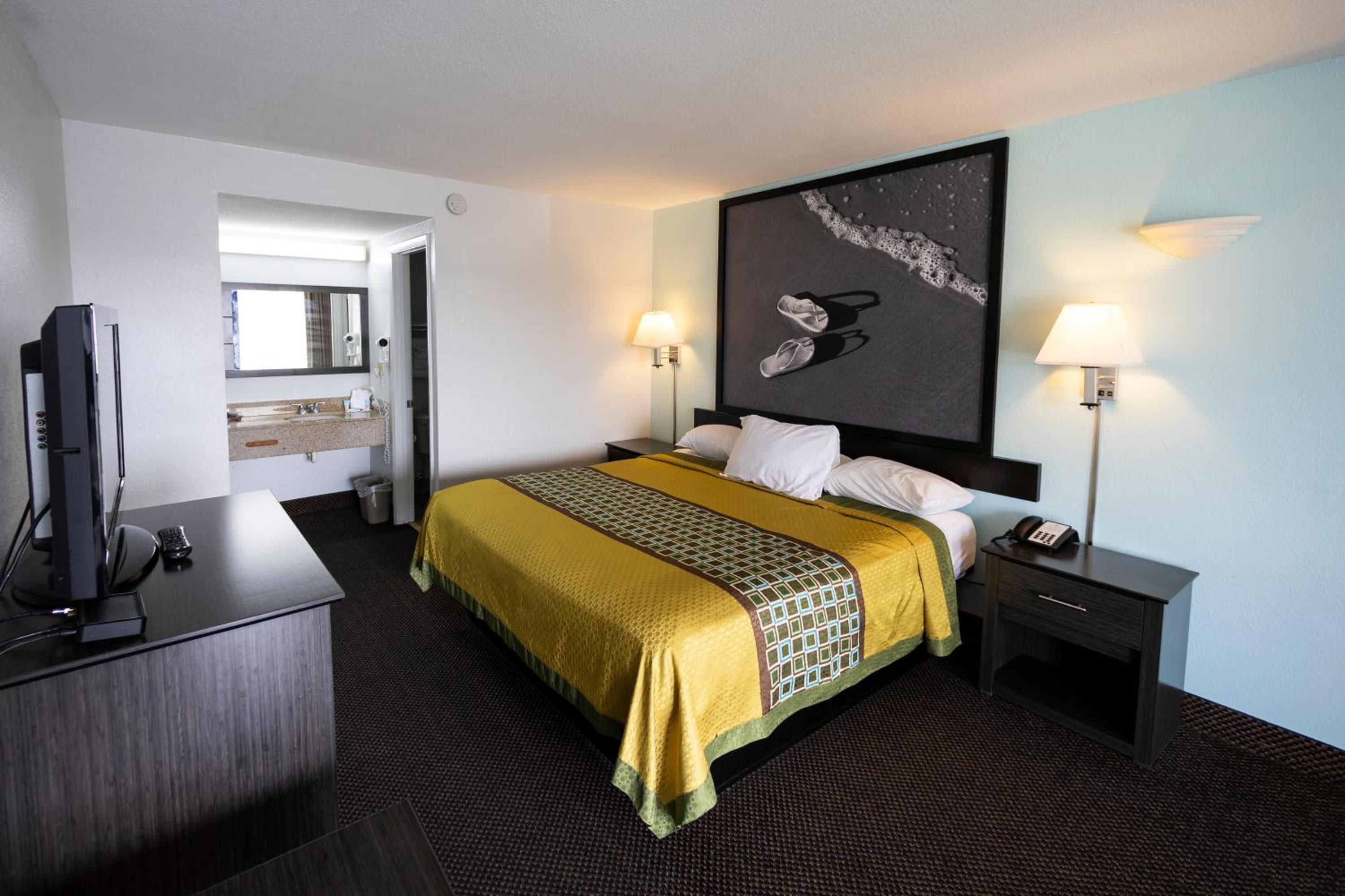 King Room - Non-Smoking - Photo 3