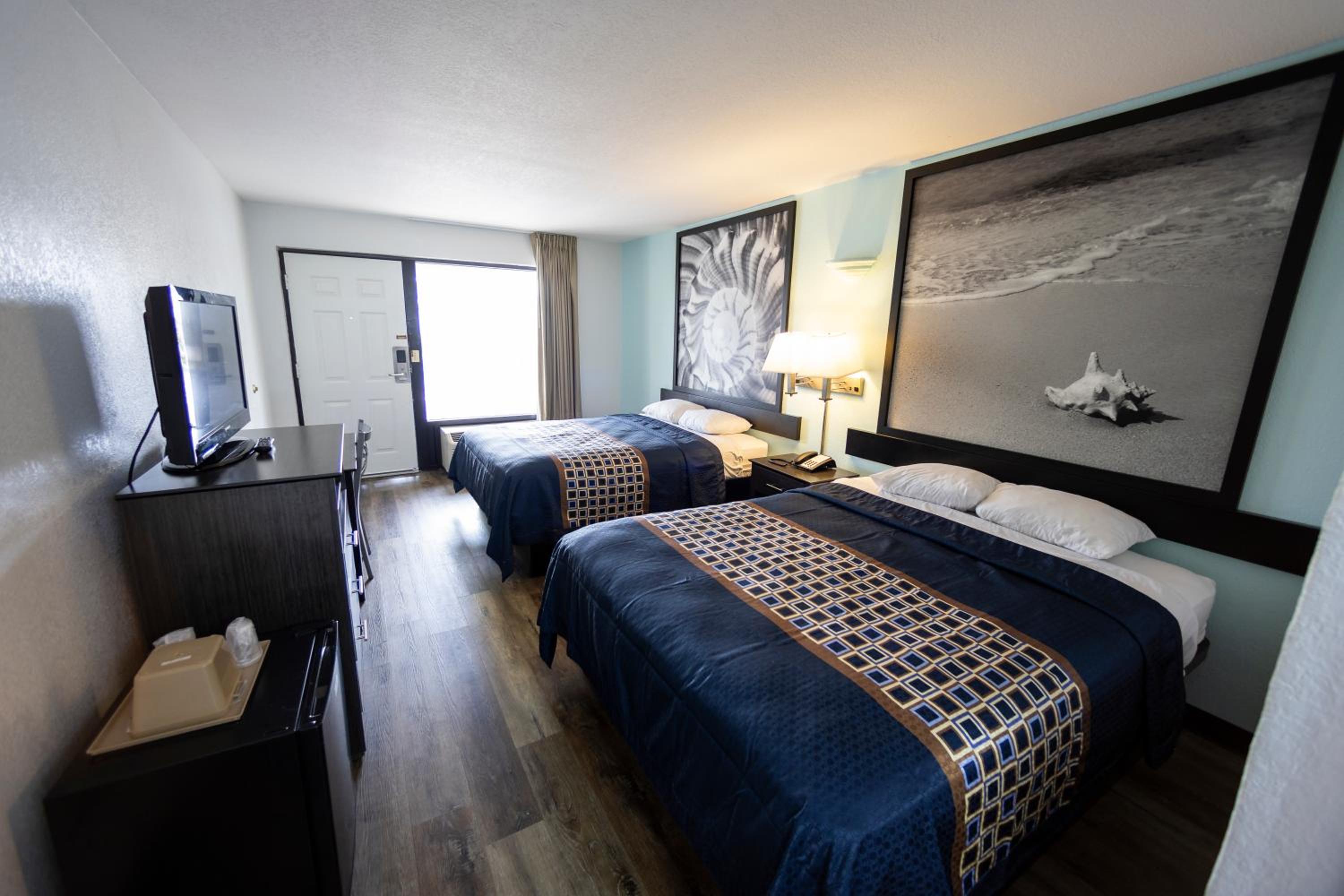 Queen Room with Two Queen Beds - Non-Smoking - Photo 1