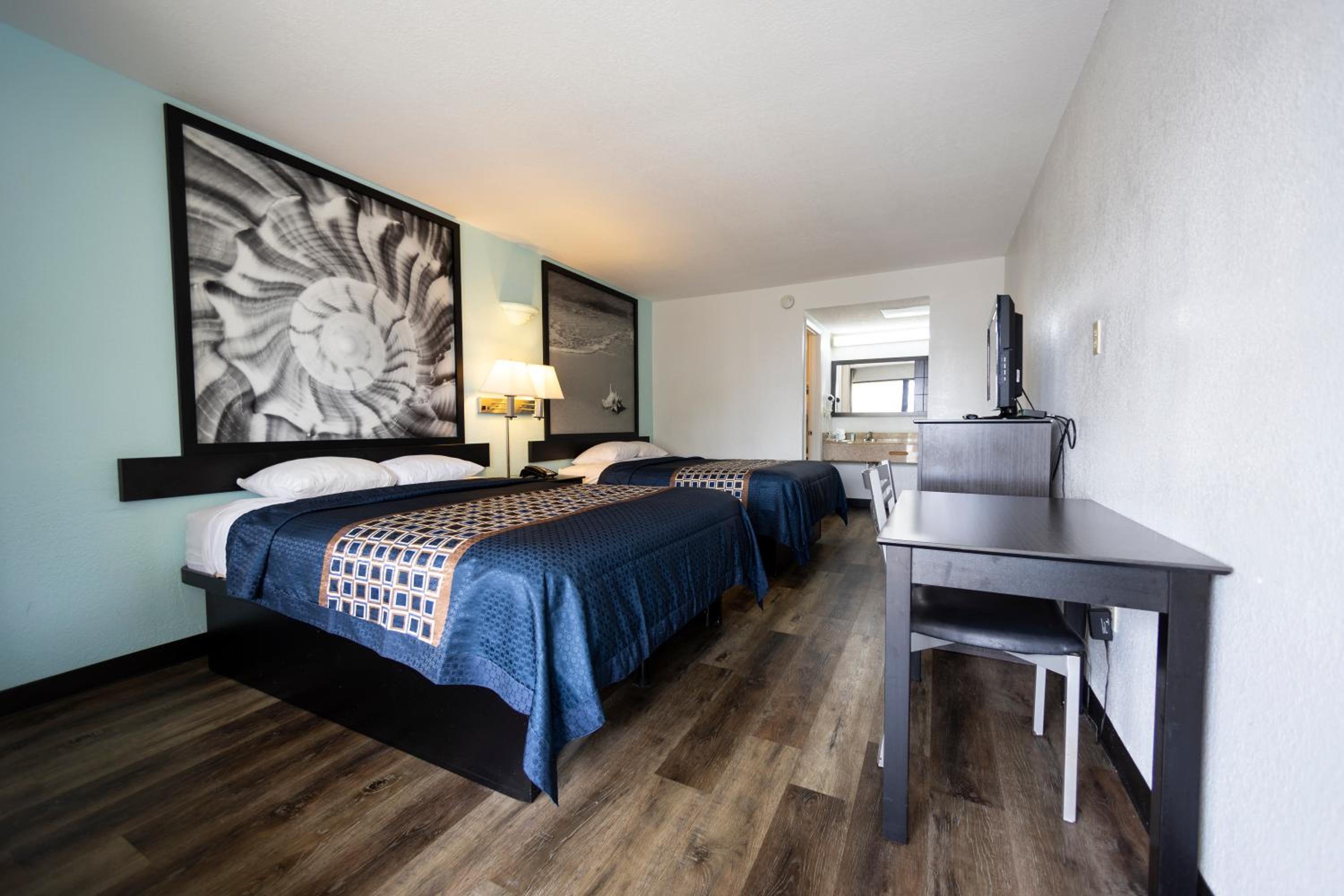 Queen Room with Two Queen Beds - Non-Smoking - Photo 3