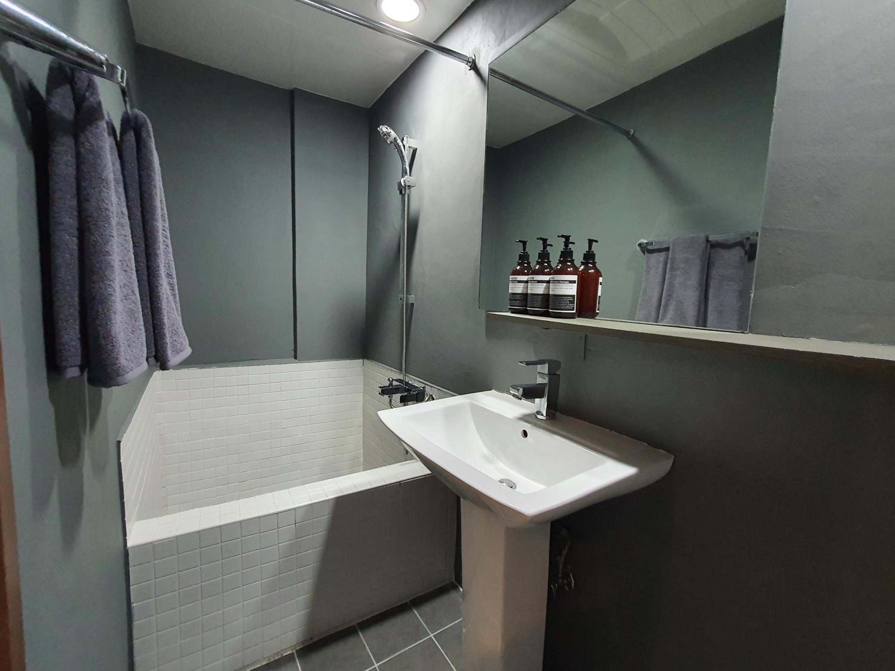 Standard Family Room With a Private Bathroom - Photo 11