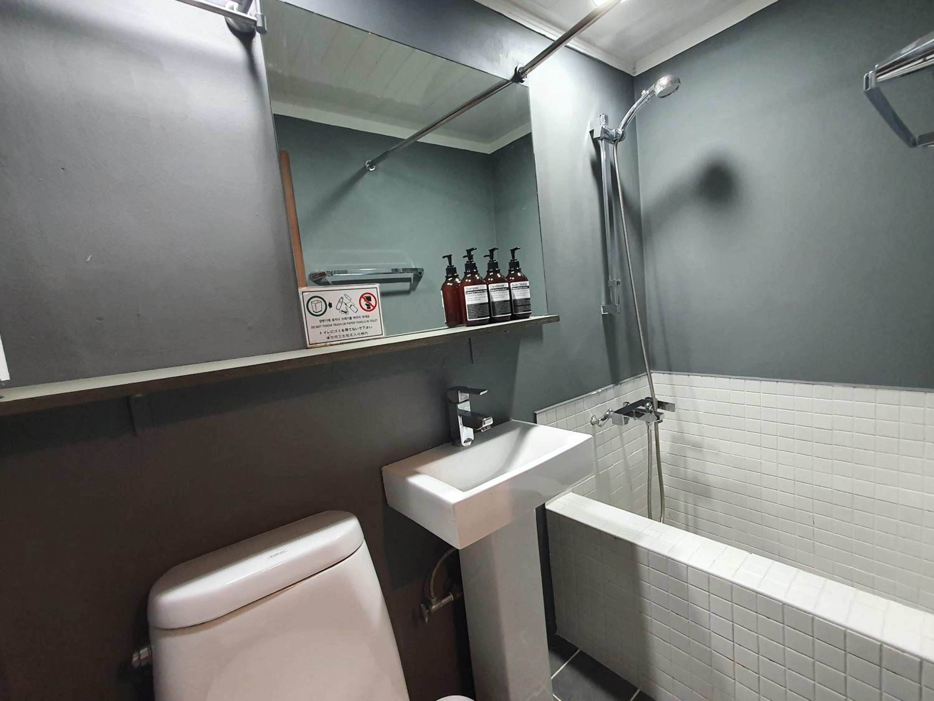 Standard Family Room With a Private Bathroom - Photo 2