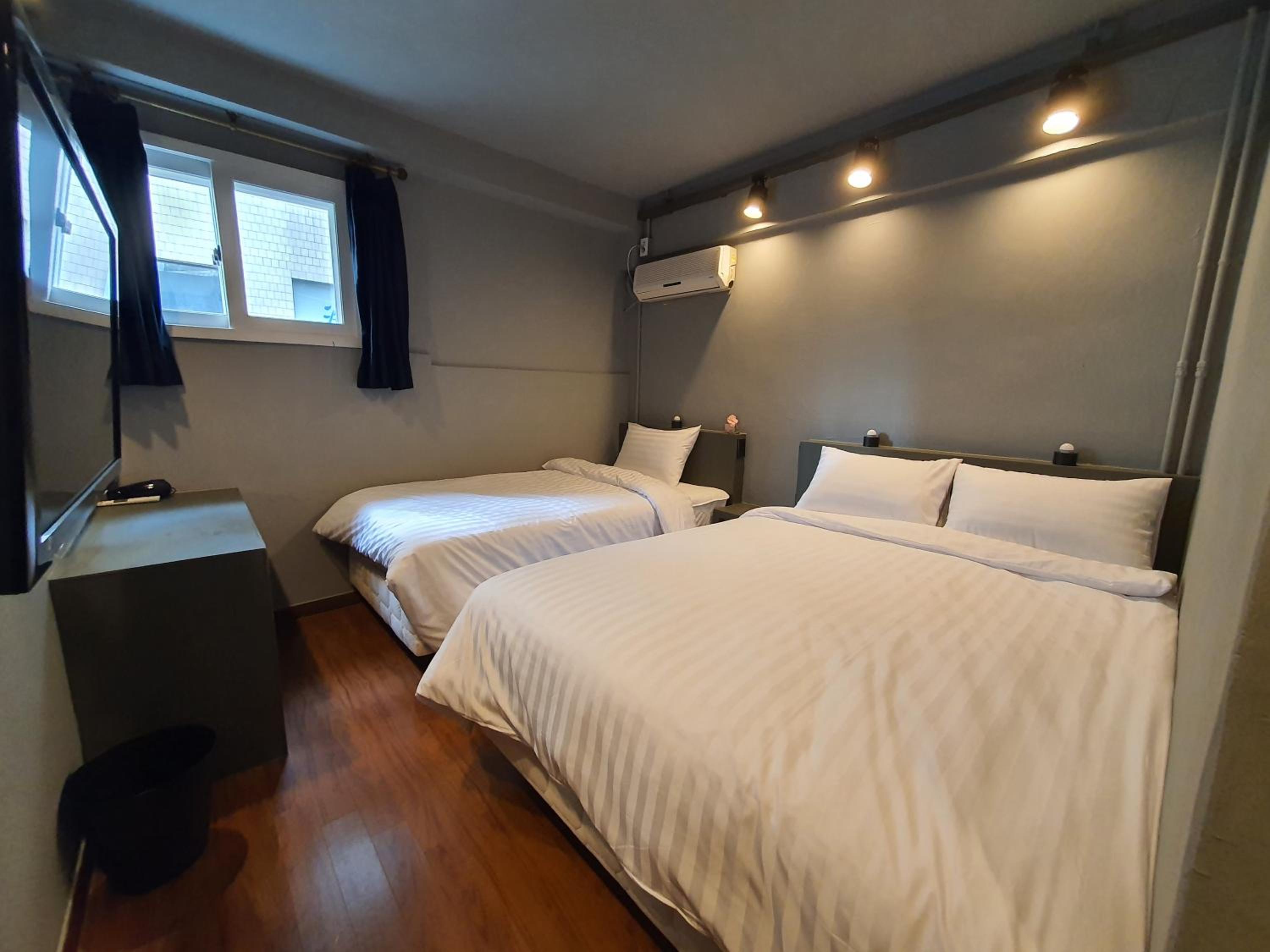 Deluxe Twin Room With a Private Bathroom