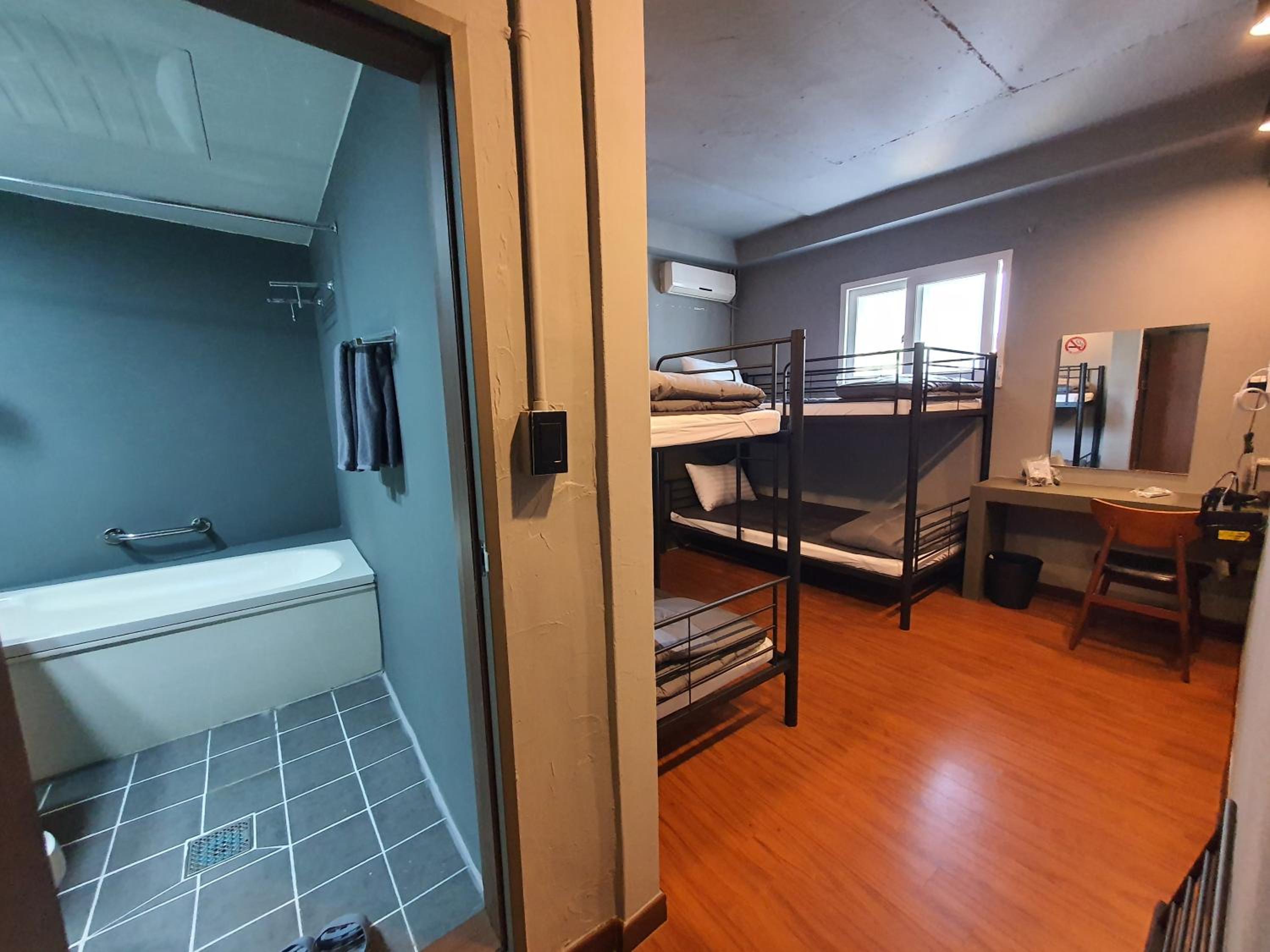 Standard Family Room With a Private Bathroom - Photo 9