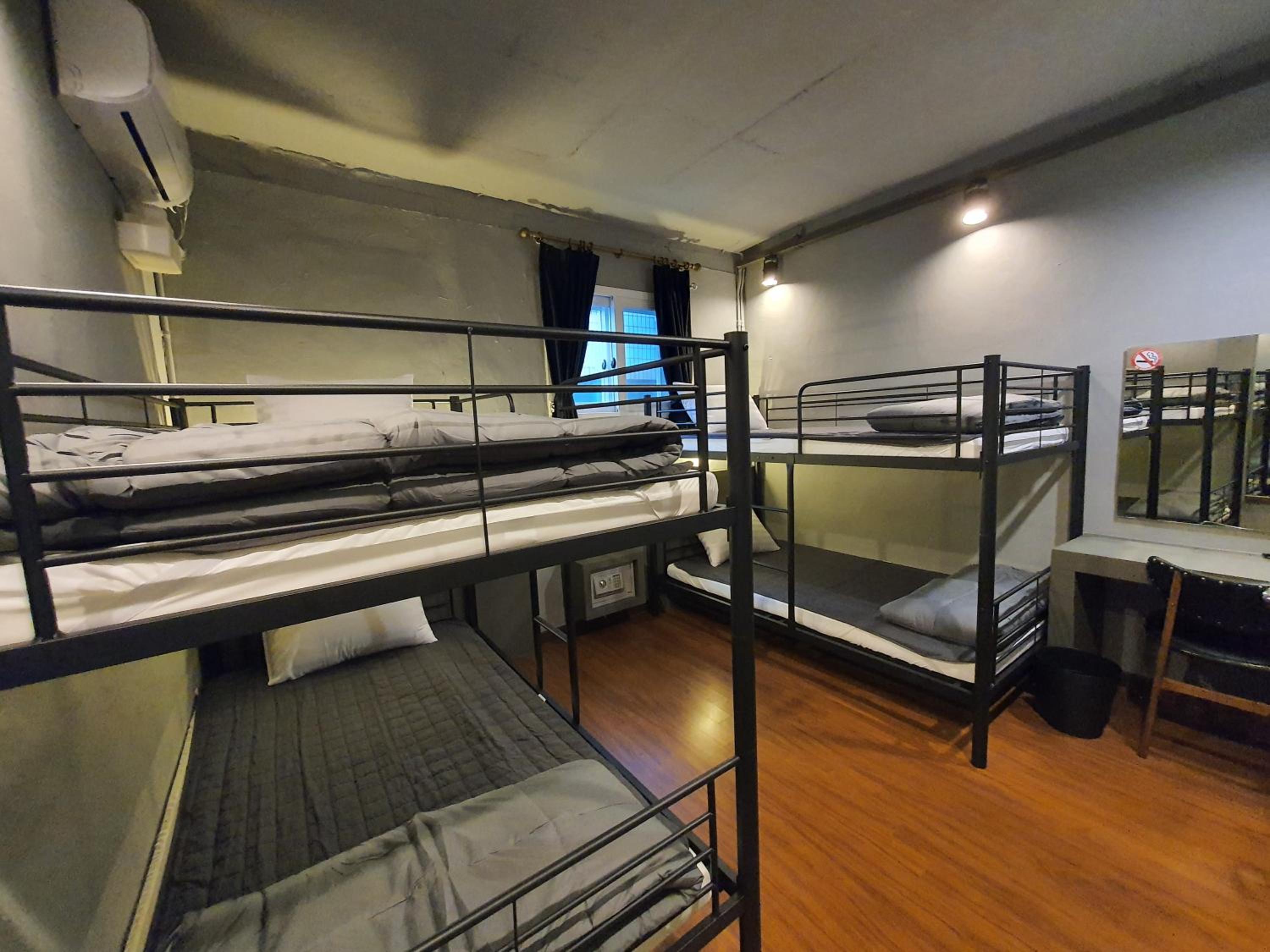 Standard Family Room With a Private Bathroom - Photo 7