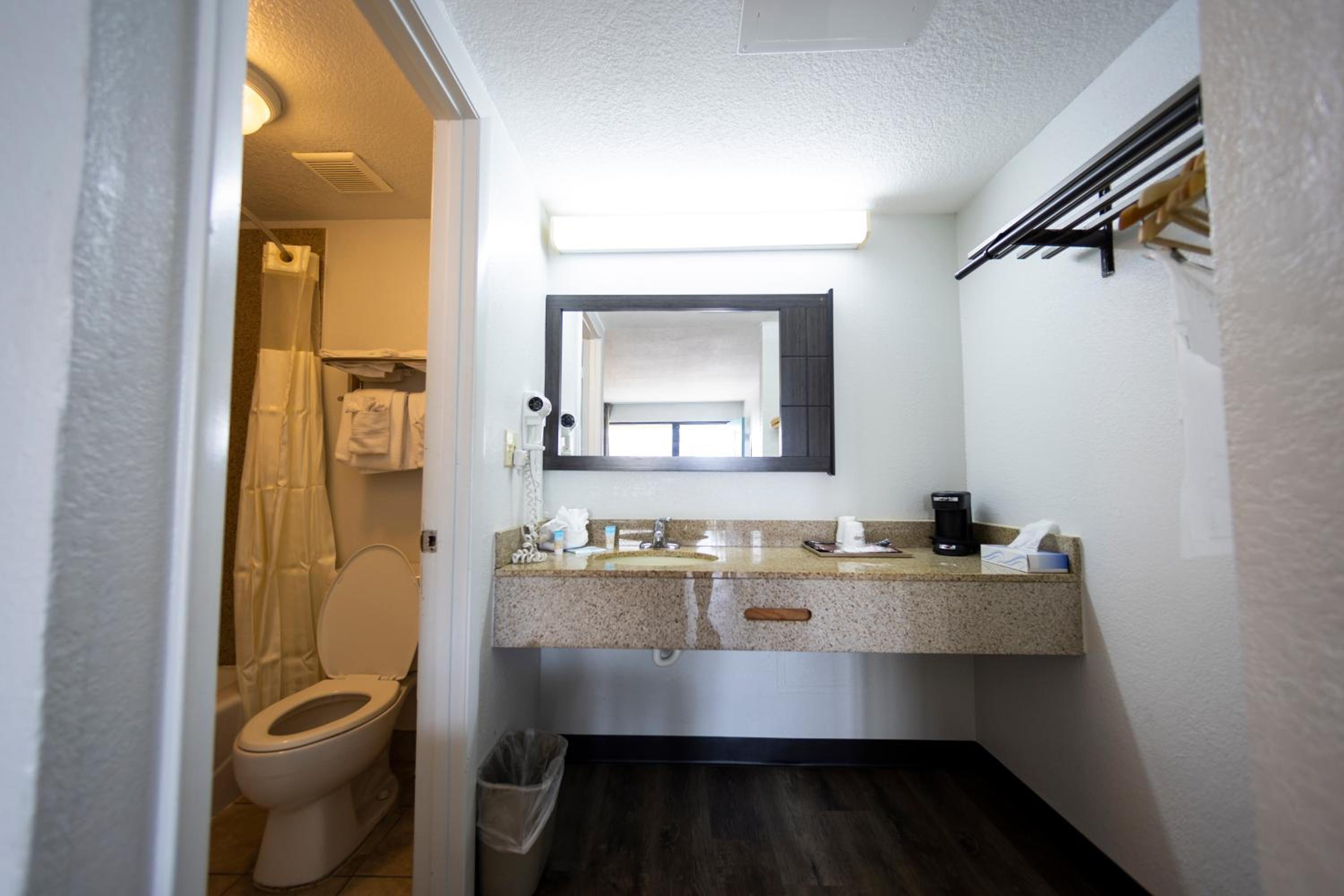 King Room - Non-Smoking - Photo 4