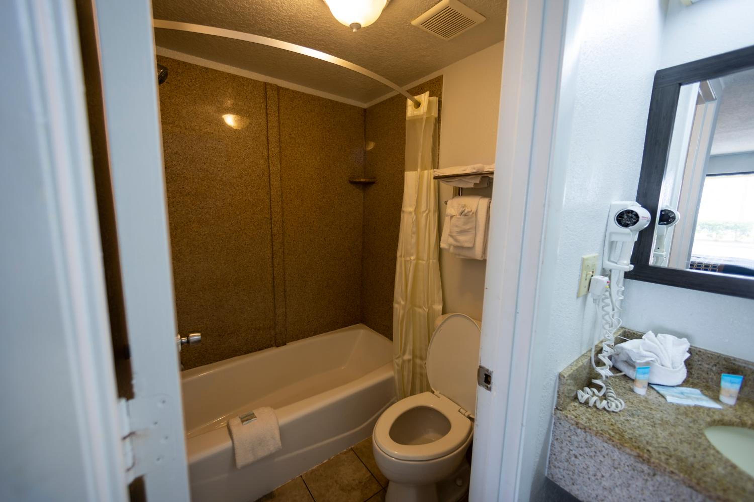 King Room - Non-Smoking - Photo 2