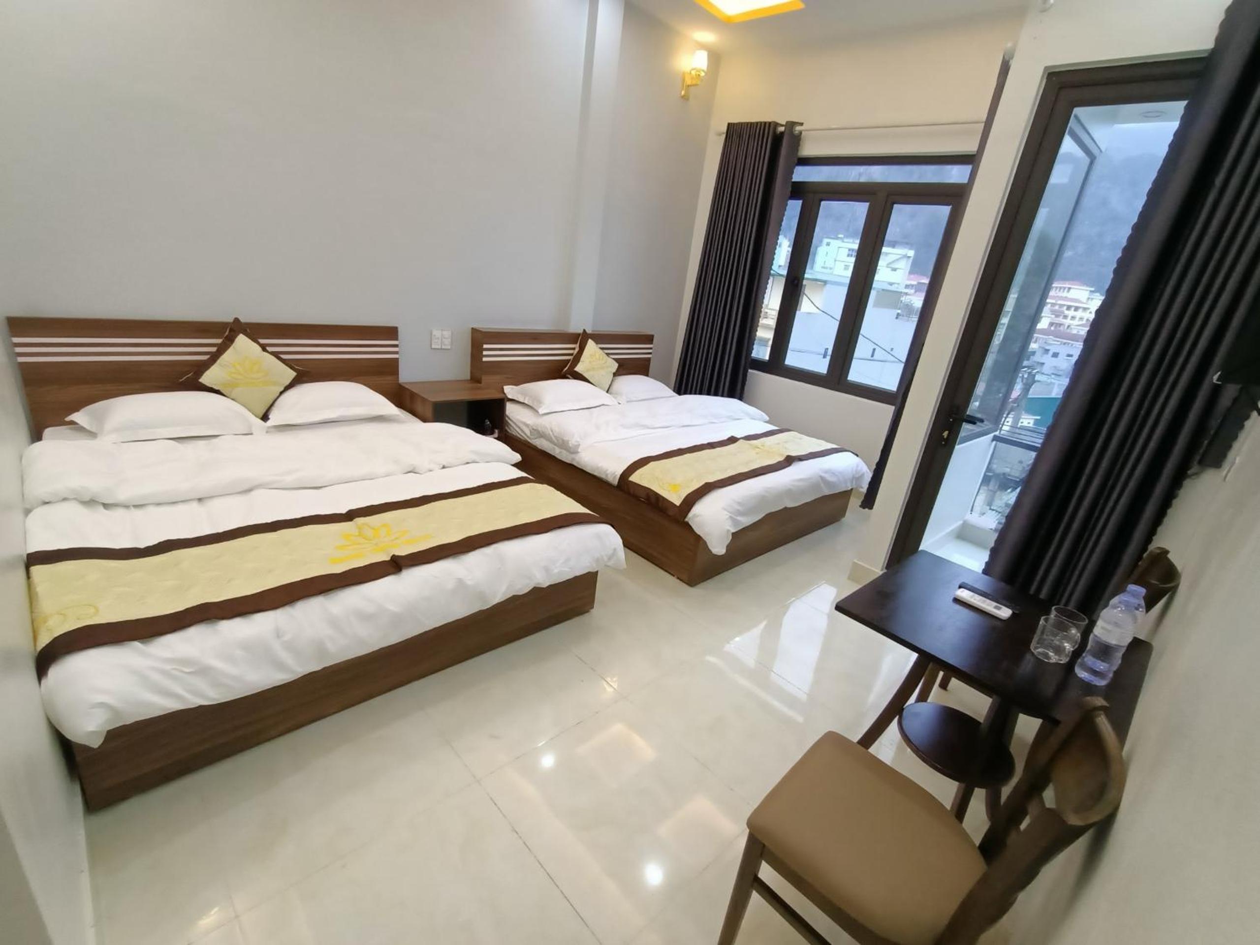 Quadruple Room with Balcony - Photo 2