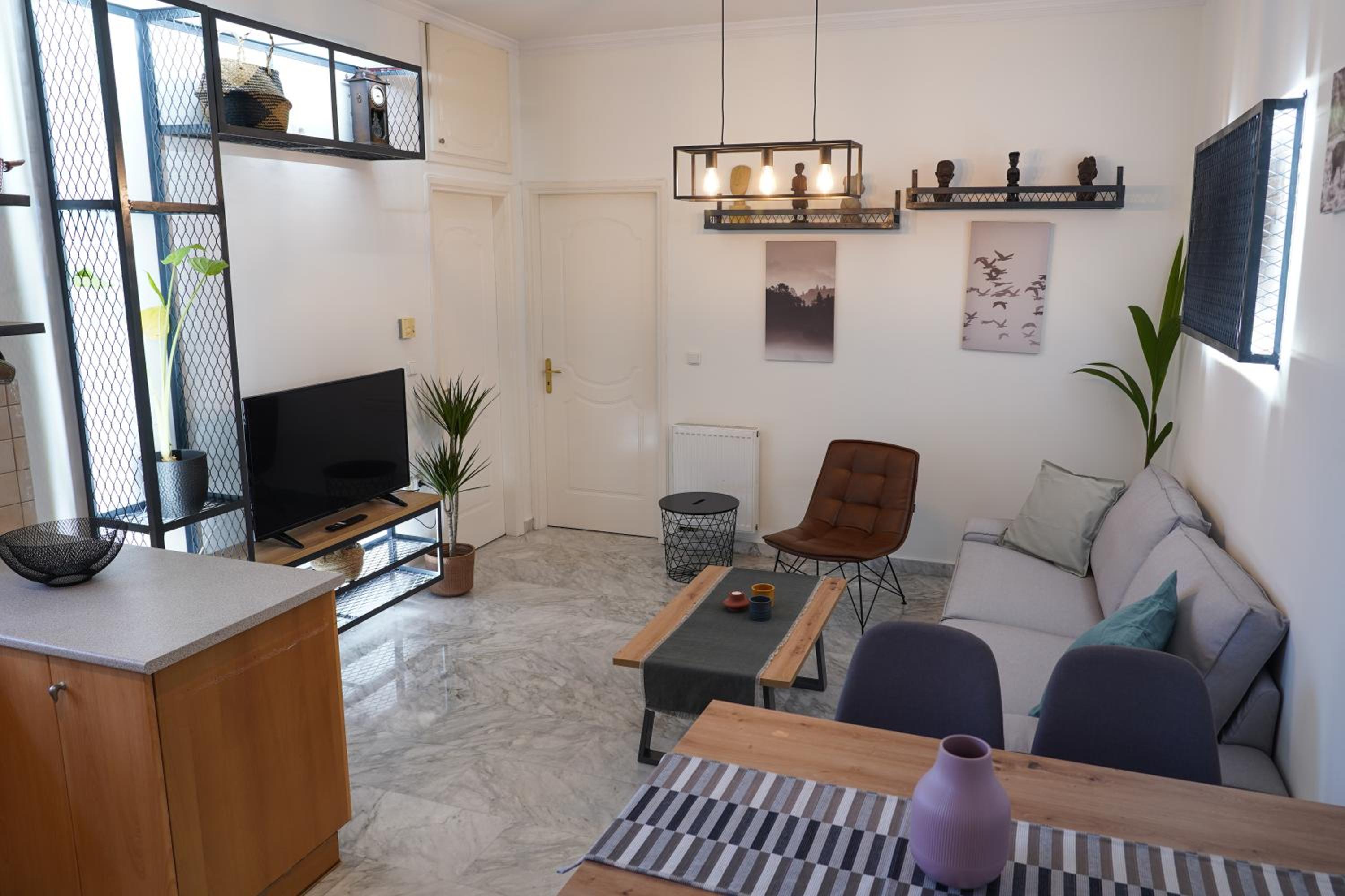 One-Bedroom Apartment - Photo 1
