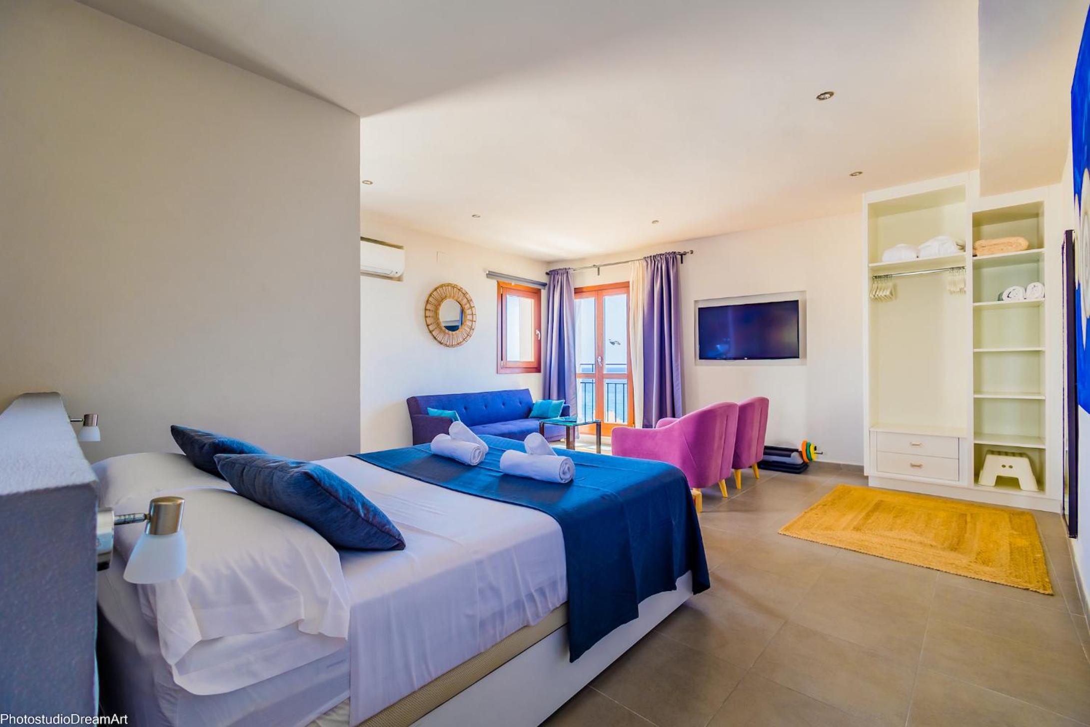 Two-Bedroom House - Photo 18