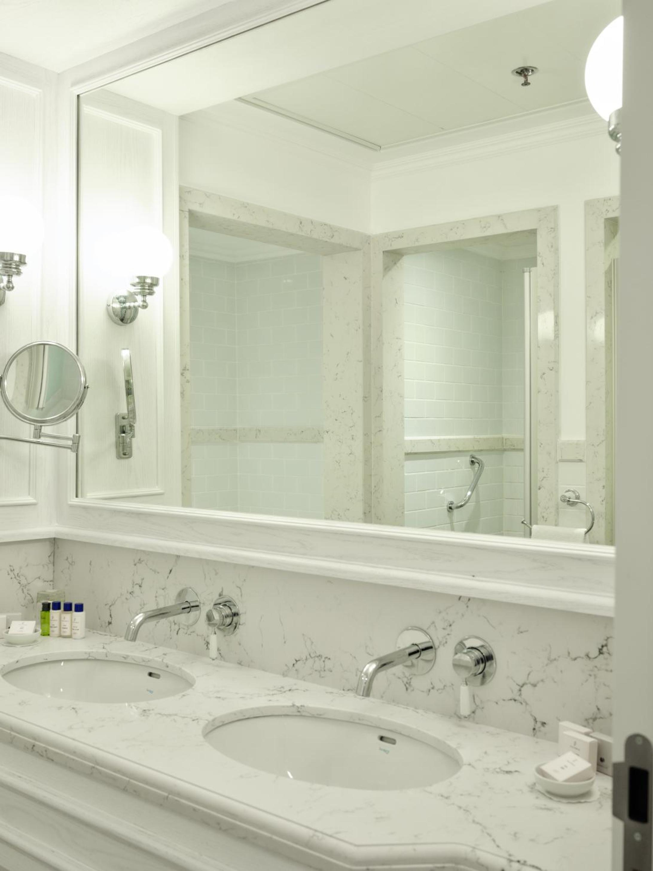 Suite - Photo 7