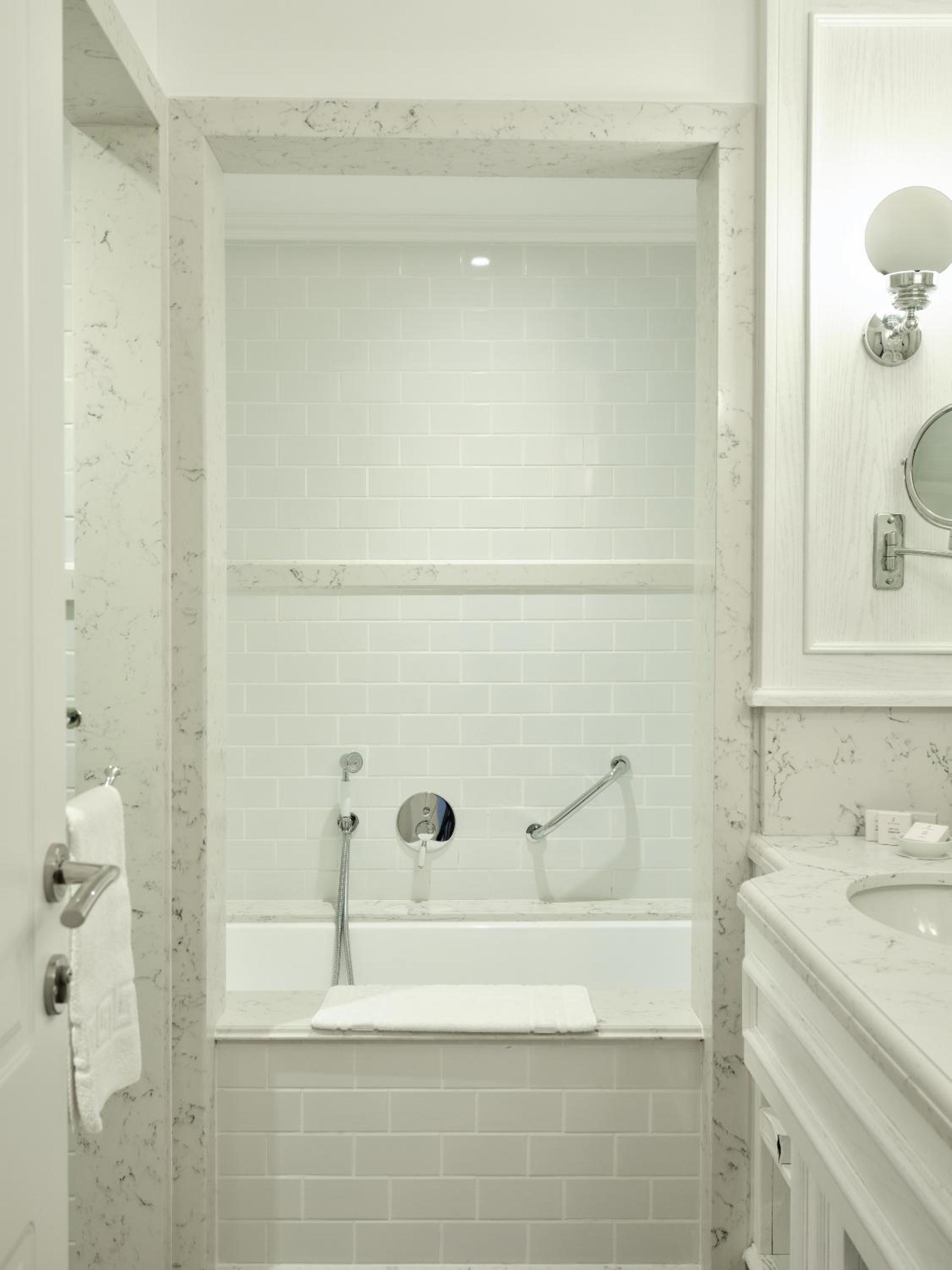 Suite - Photo 5