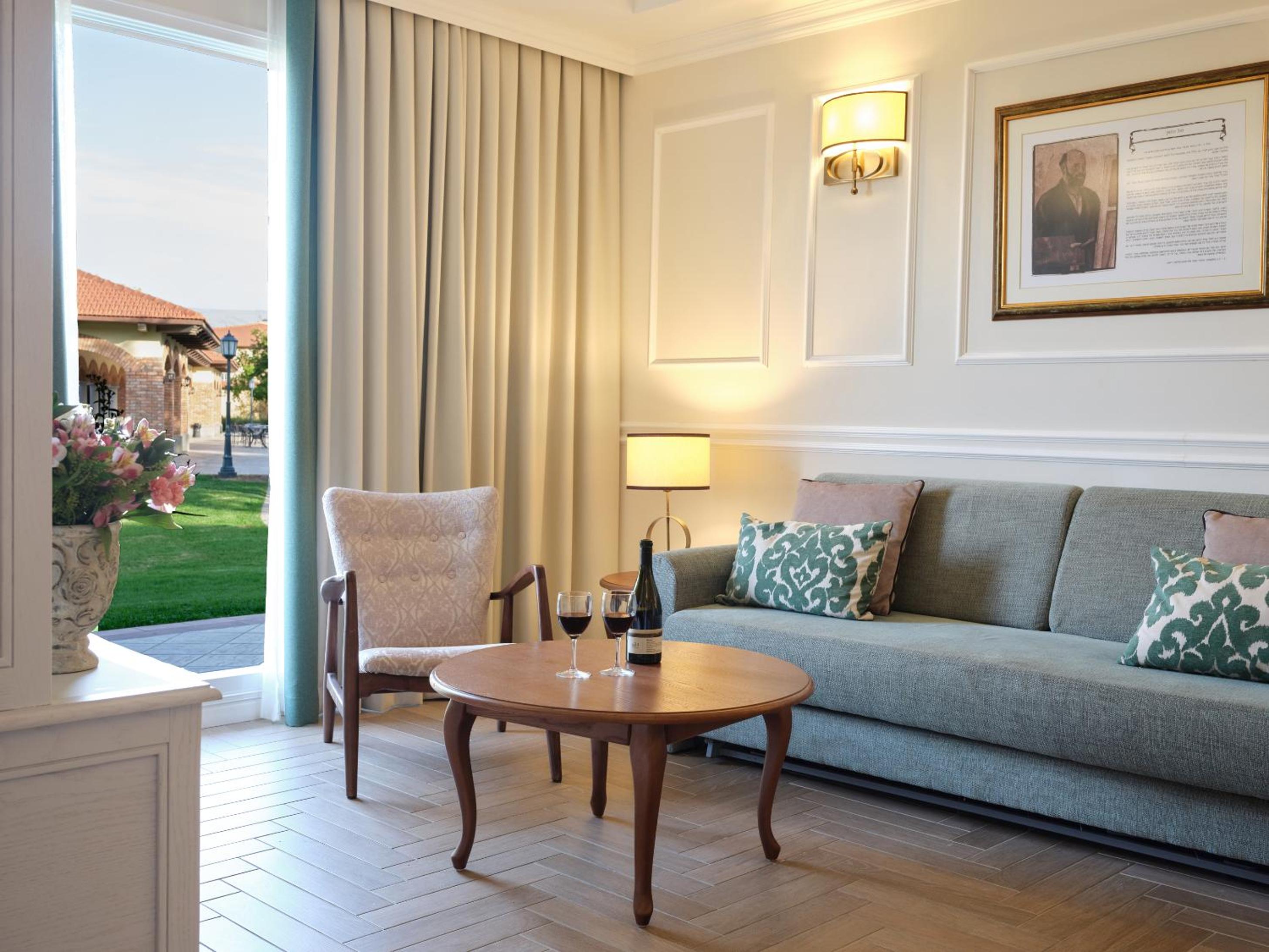 Suite - Photo 10